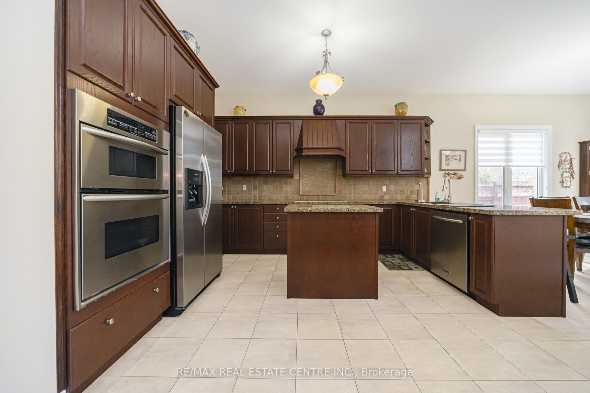 10 Eiffel Boulevard Property Photo 13