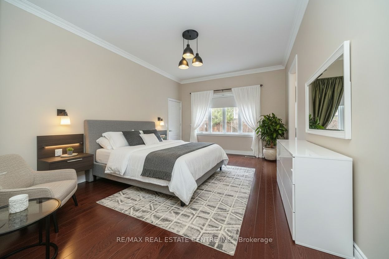 10 Eiffel Boulevard Property Photo 22