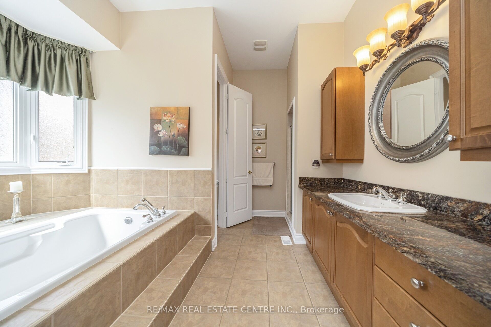 10 Eiffel Boulevard Property Photo 24