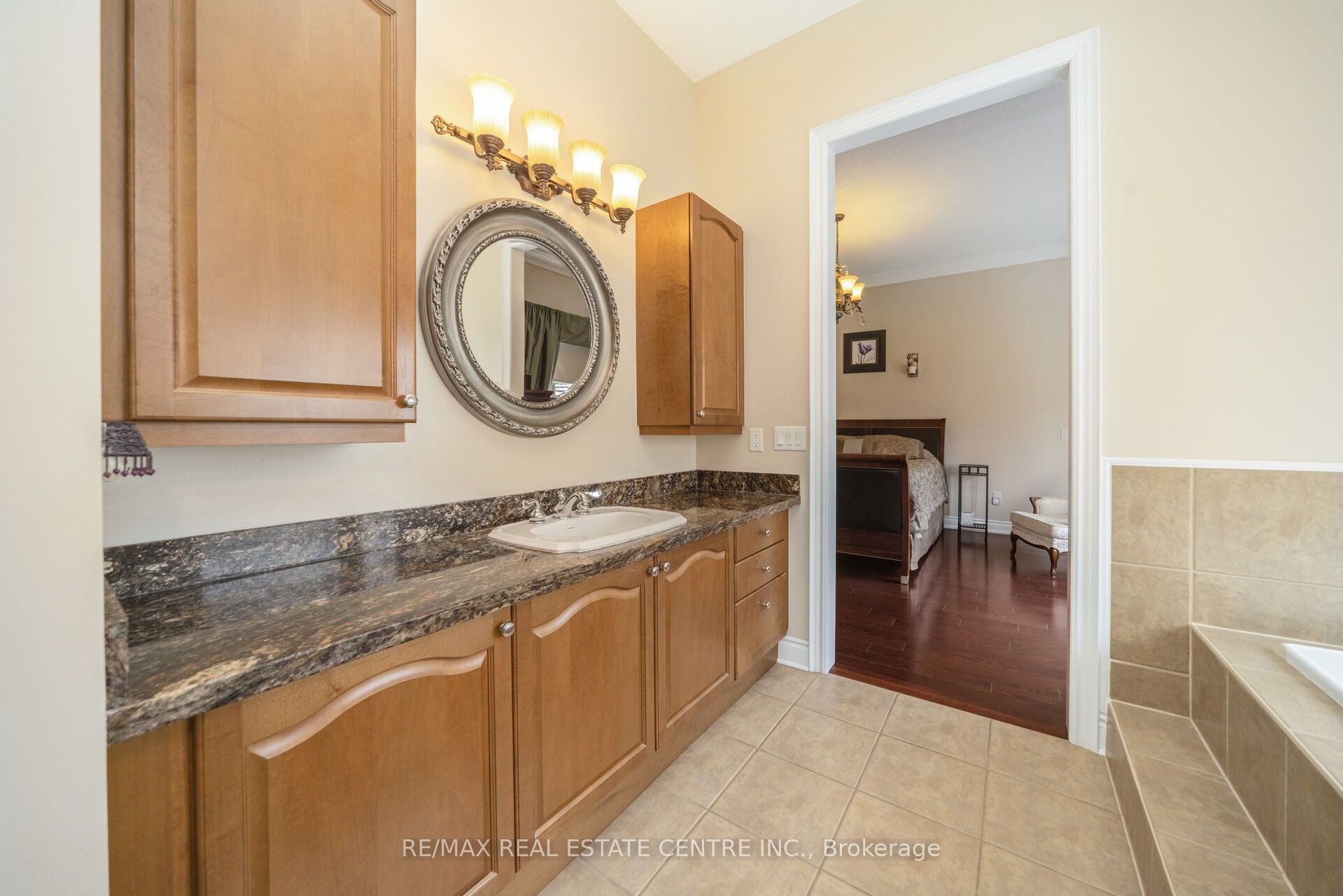 10 Eiffel Boulevard Property Photo 25