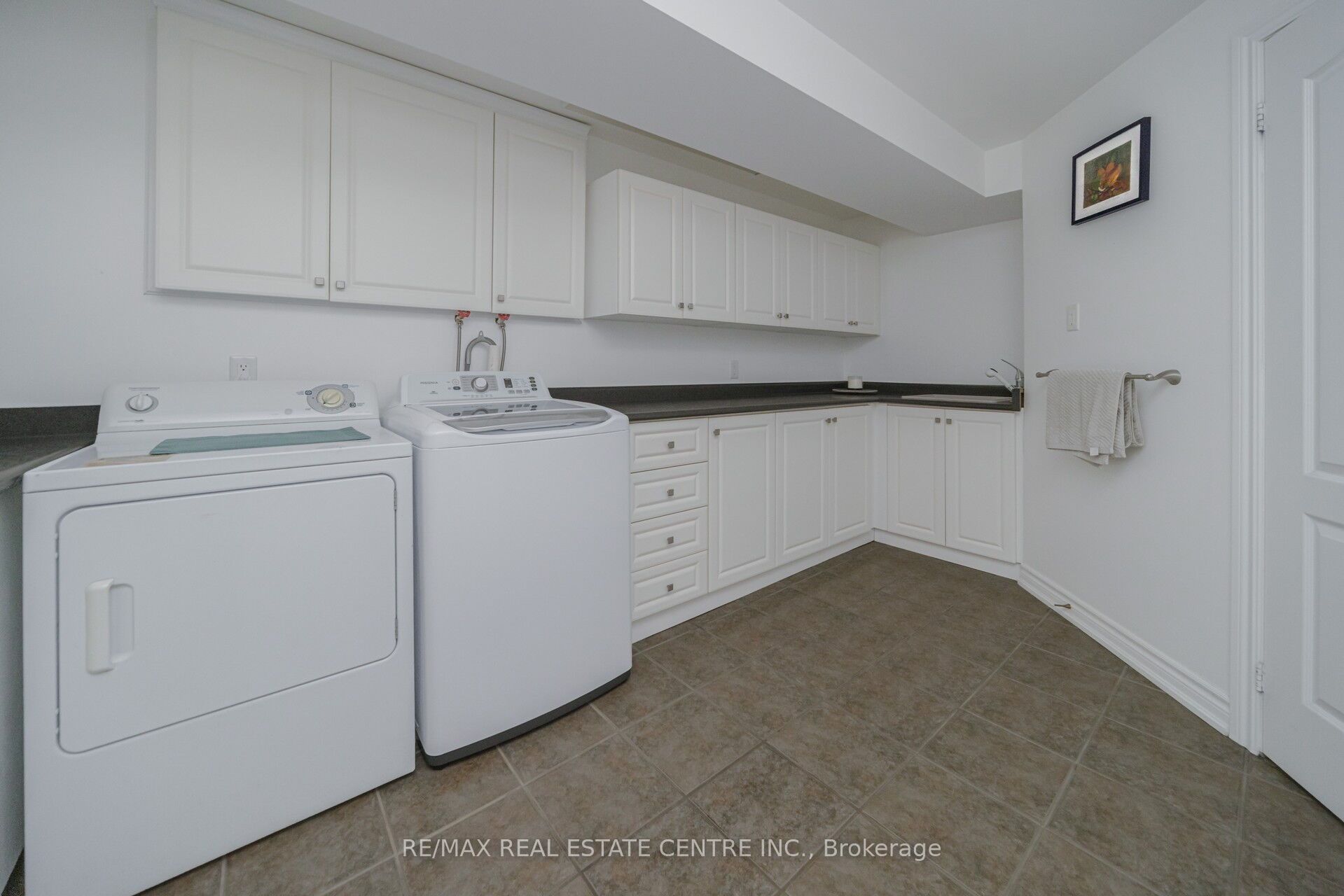 10 Eiffel Boulevard Property Photo 32