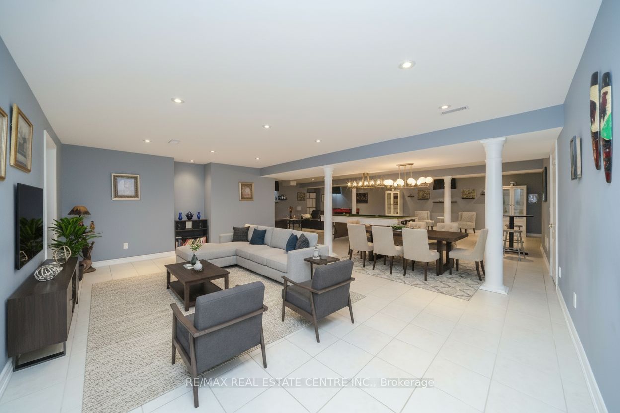 10 Eiffel Boulevard Property Photo 34
