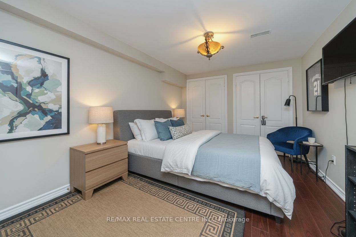 10 Eiffel Boulevard Property Photo 36