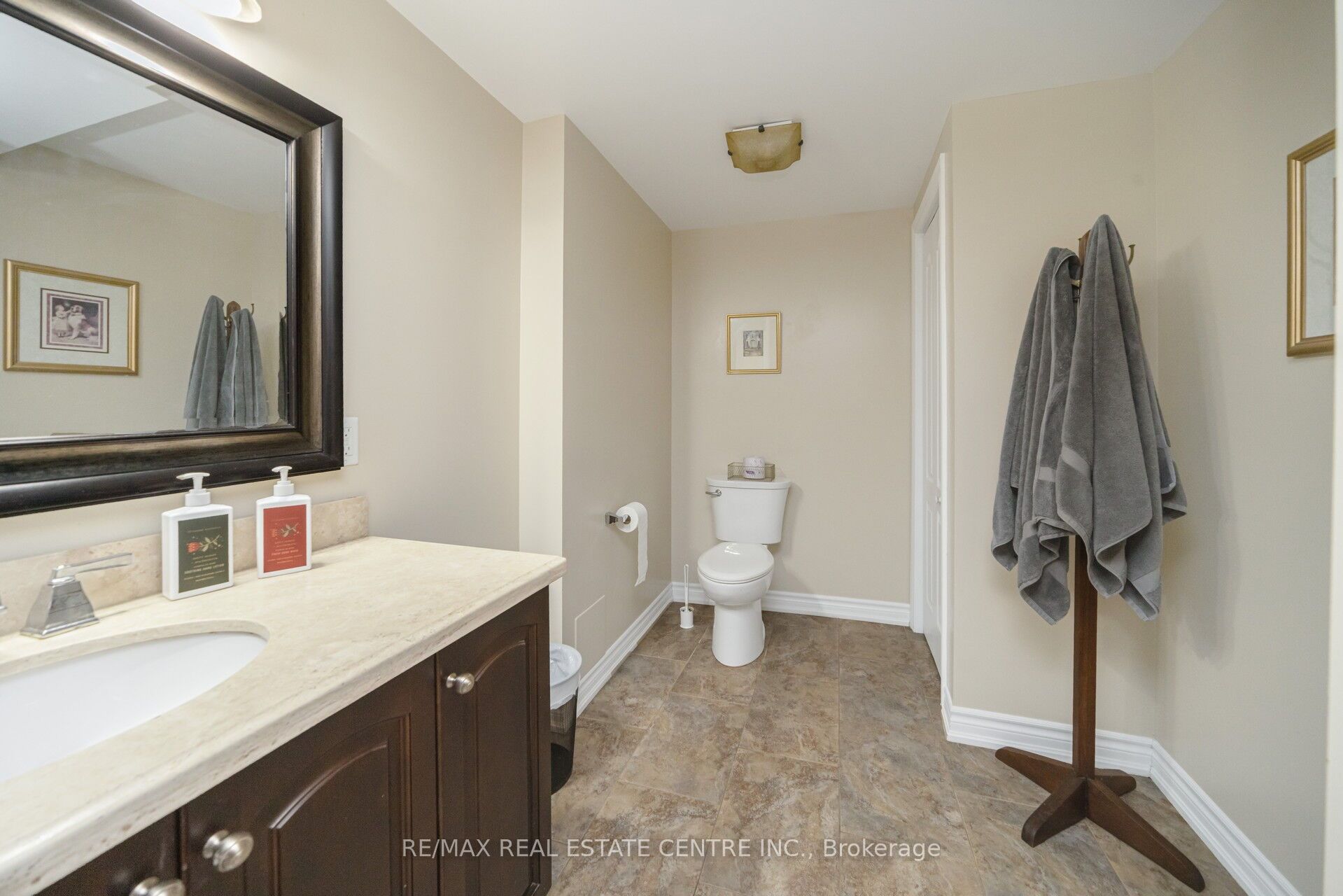 10 Eiffel Boulevard Property Photo 39