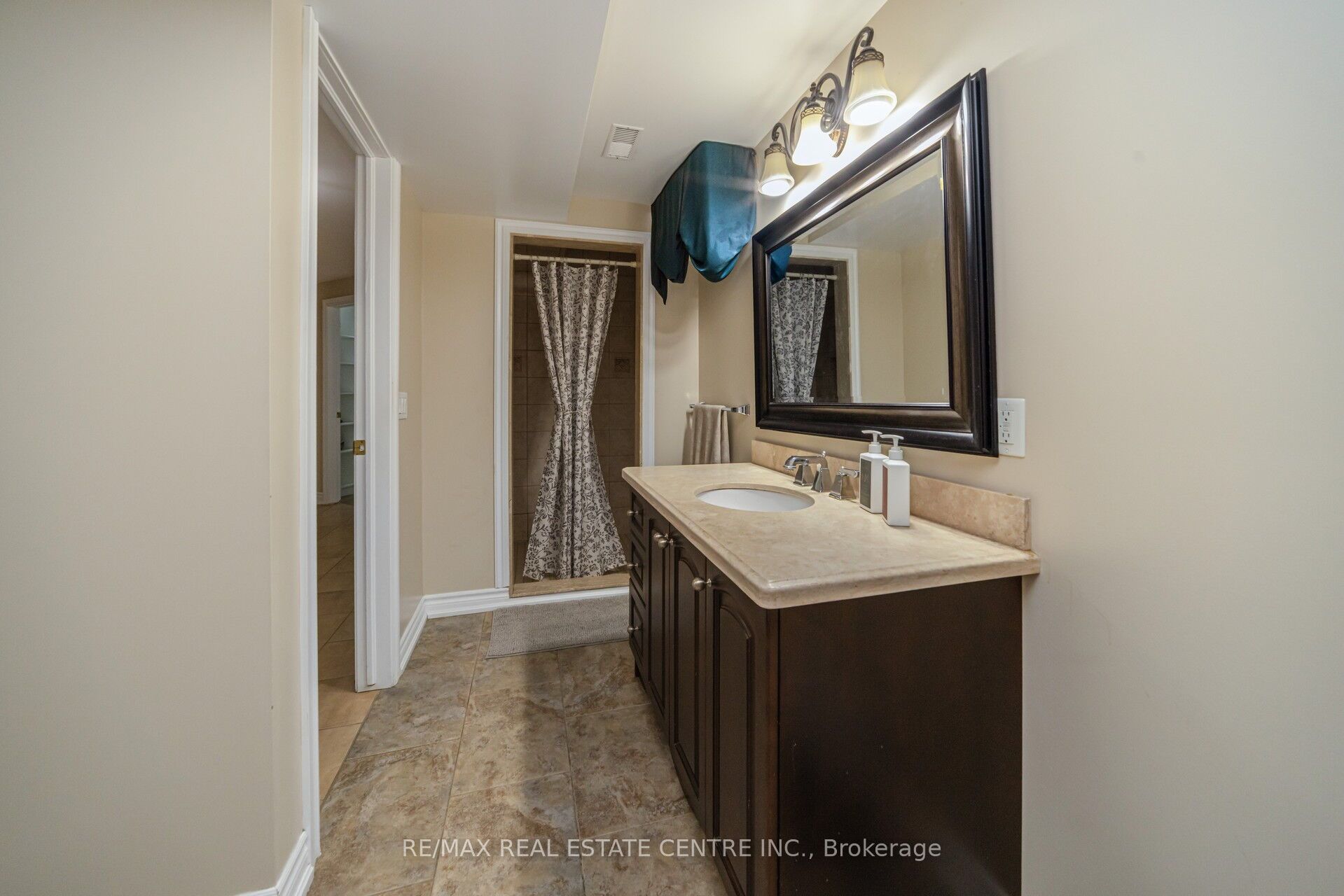 10 Eiffel Boulevard Property Photo 40