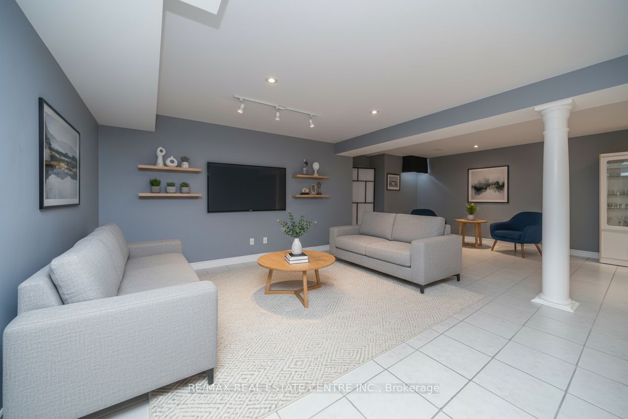 10 Eiffel Boulevard Property Photo 43