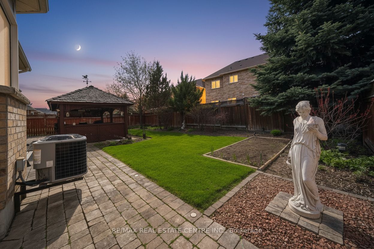 10 Eiffel Boulevard Property Photo 44