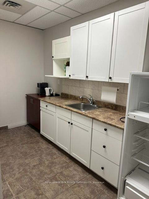 235 Lakeshore Road E 200 Property Photo 5