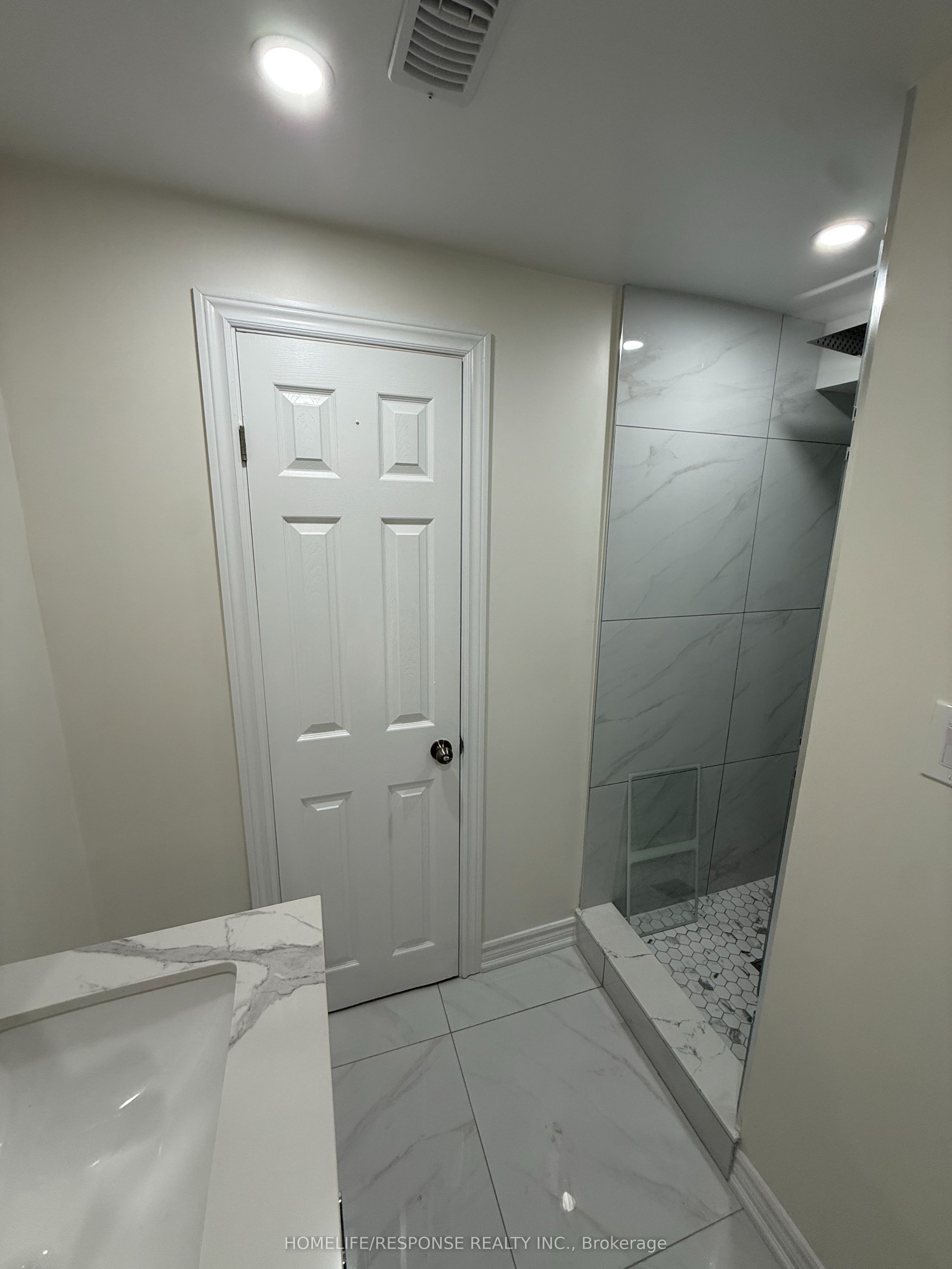 208 Lake Promenade Property Photo 12