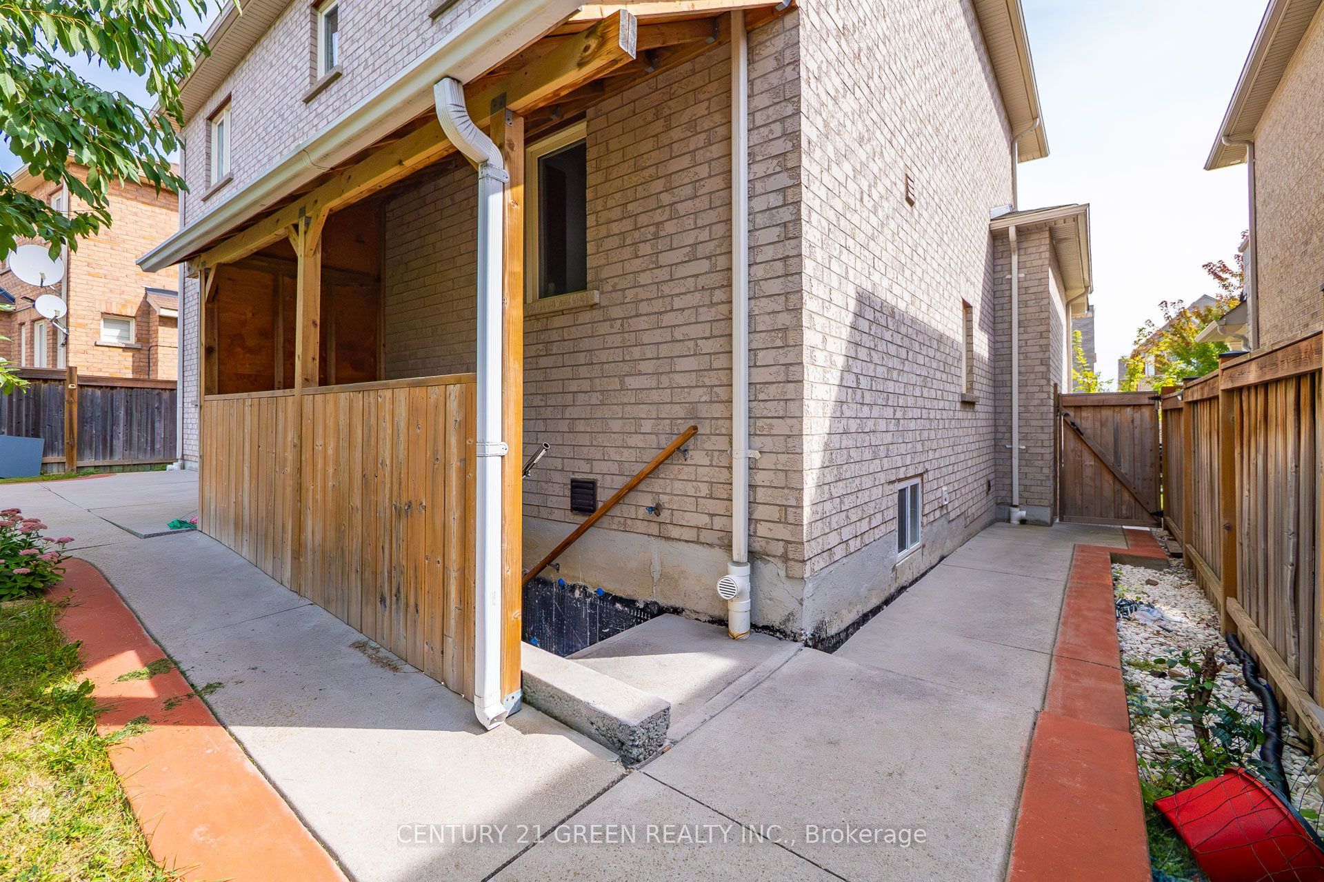 32 Attraction Drive Property Photo 39