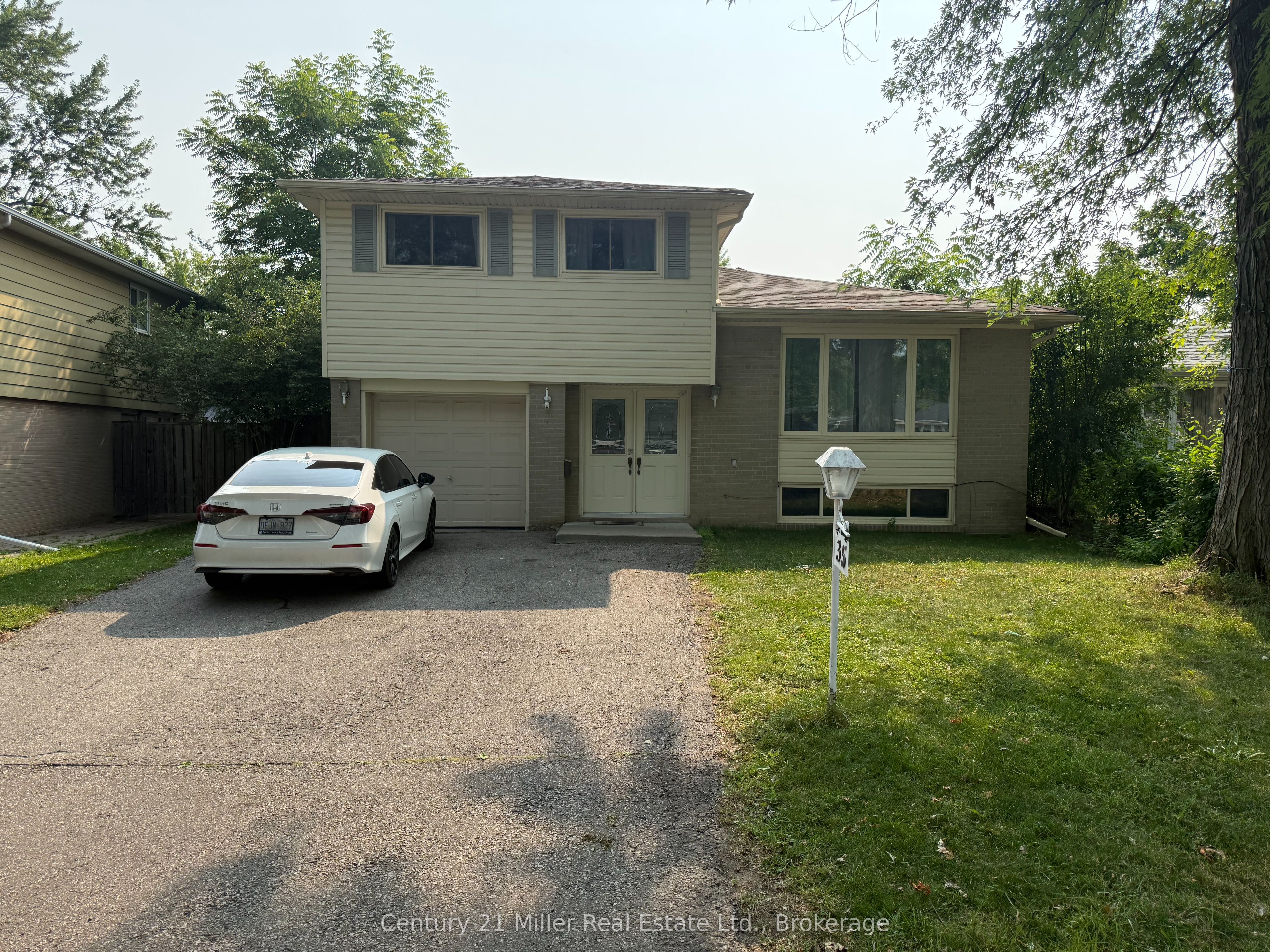 35 Melville Crescent Upper Property Photo 2