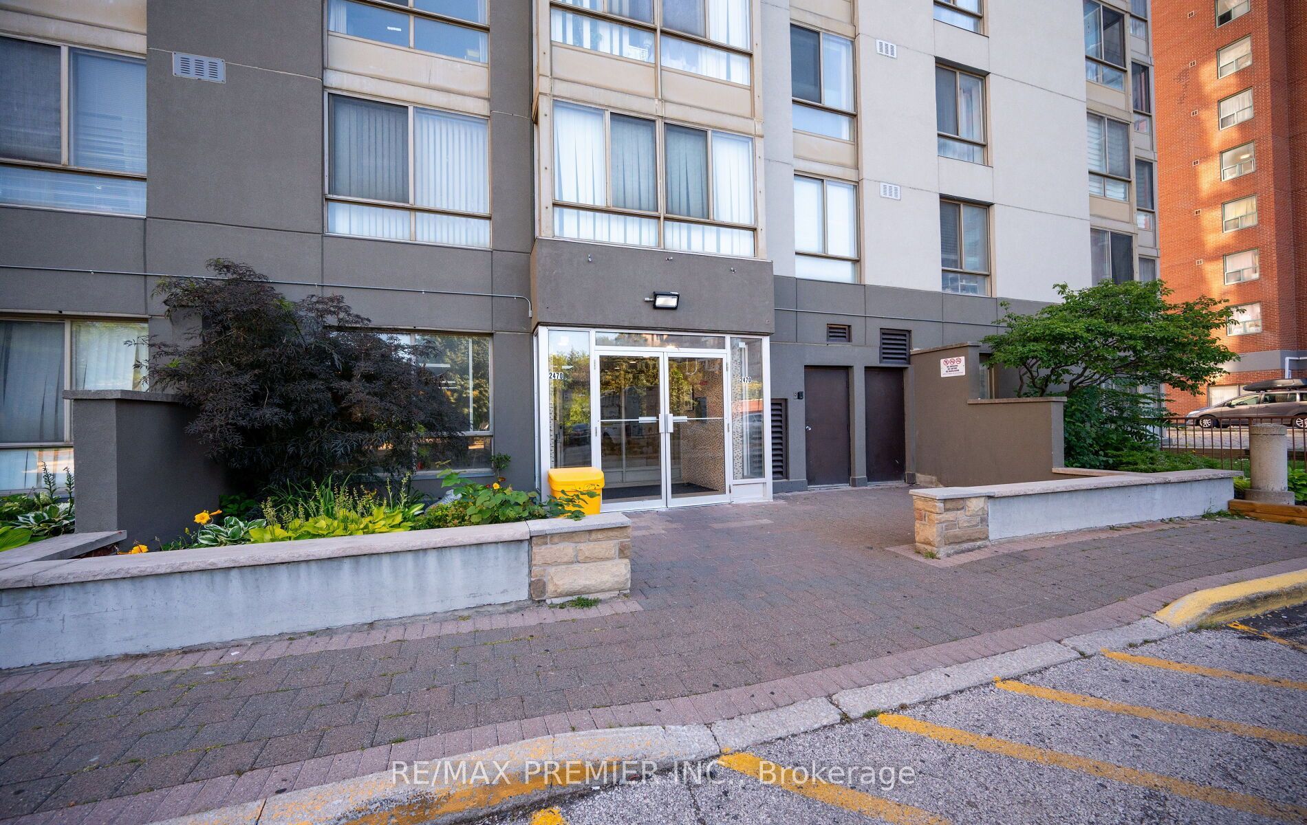2470 Eglinton Avenue W 209 Property Photo 6