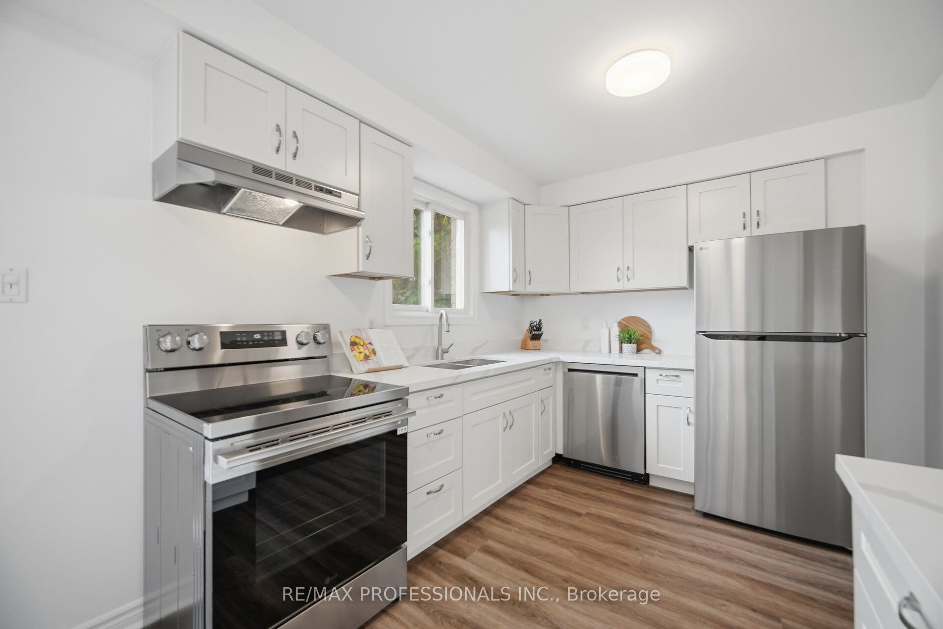 6081 Fullerton Crescent Property Photo 16
