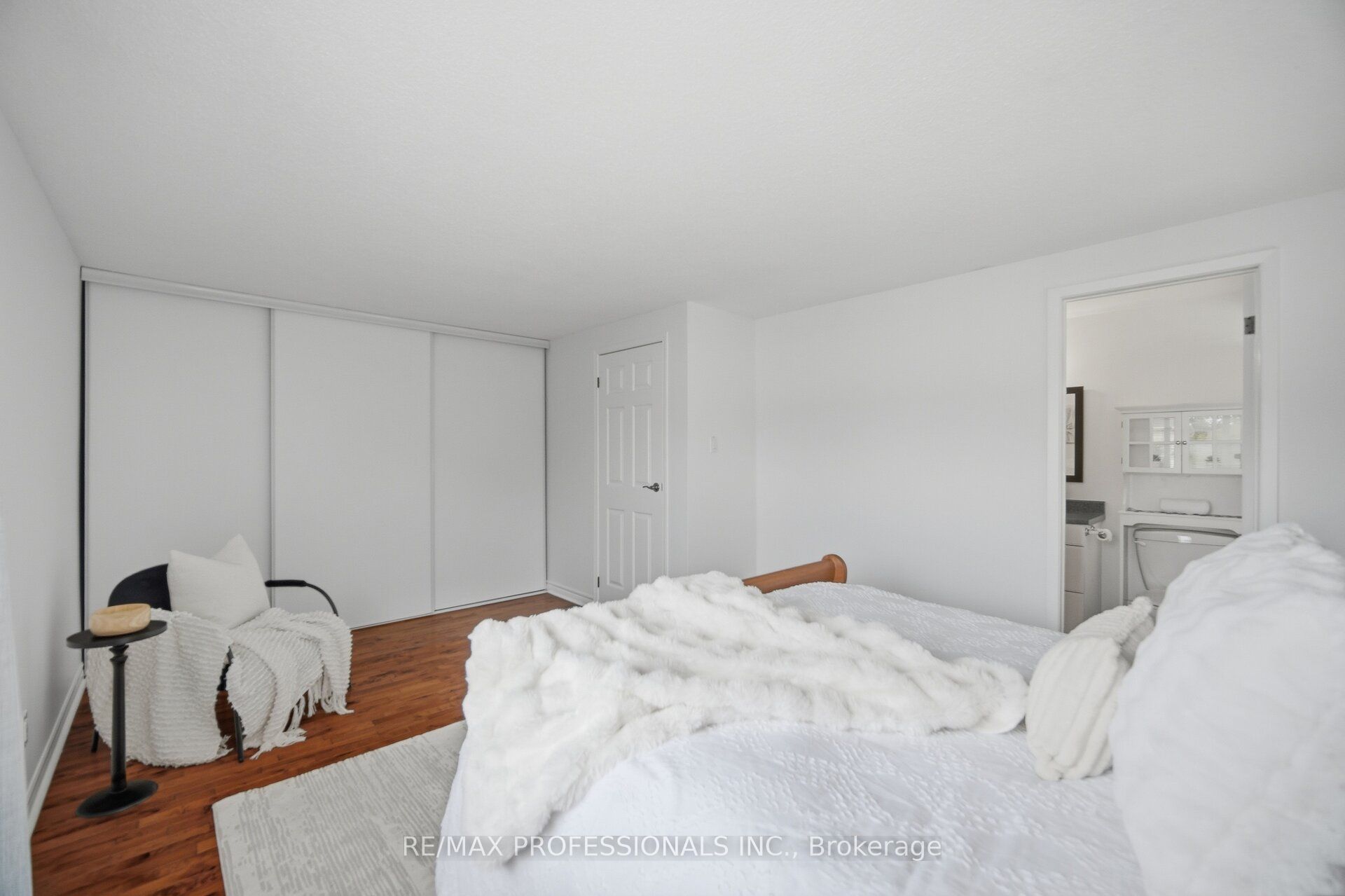 6081 Fullerton Crescent Property Photo 26