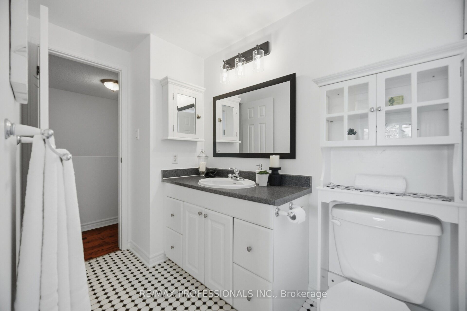6081 Fullerton Crescent Property Photo 27