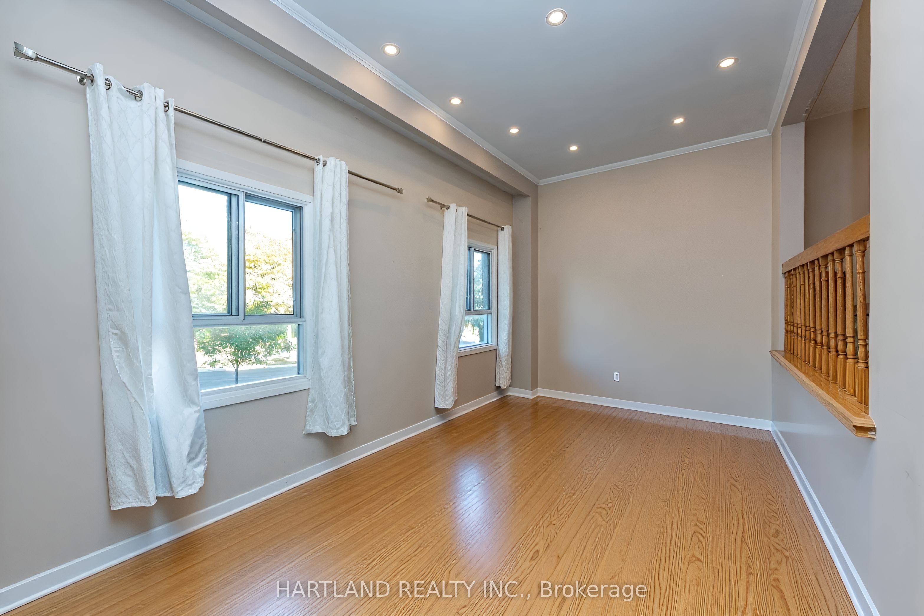 405 Hyacinthe Boulevard 50 Property Photo 8
