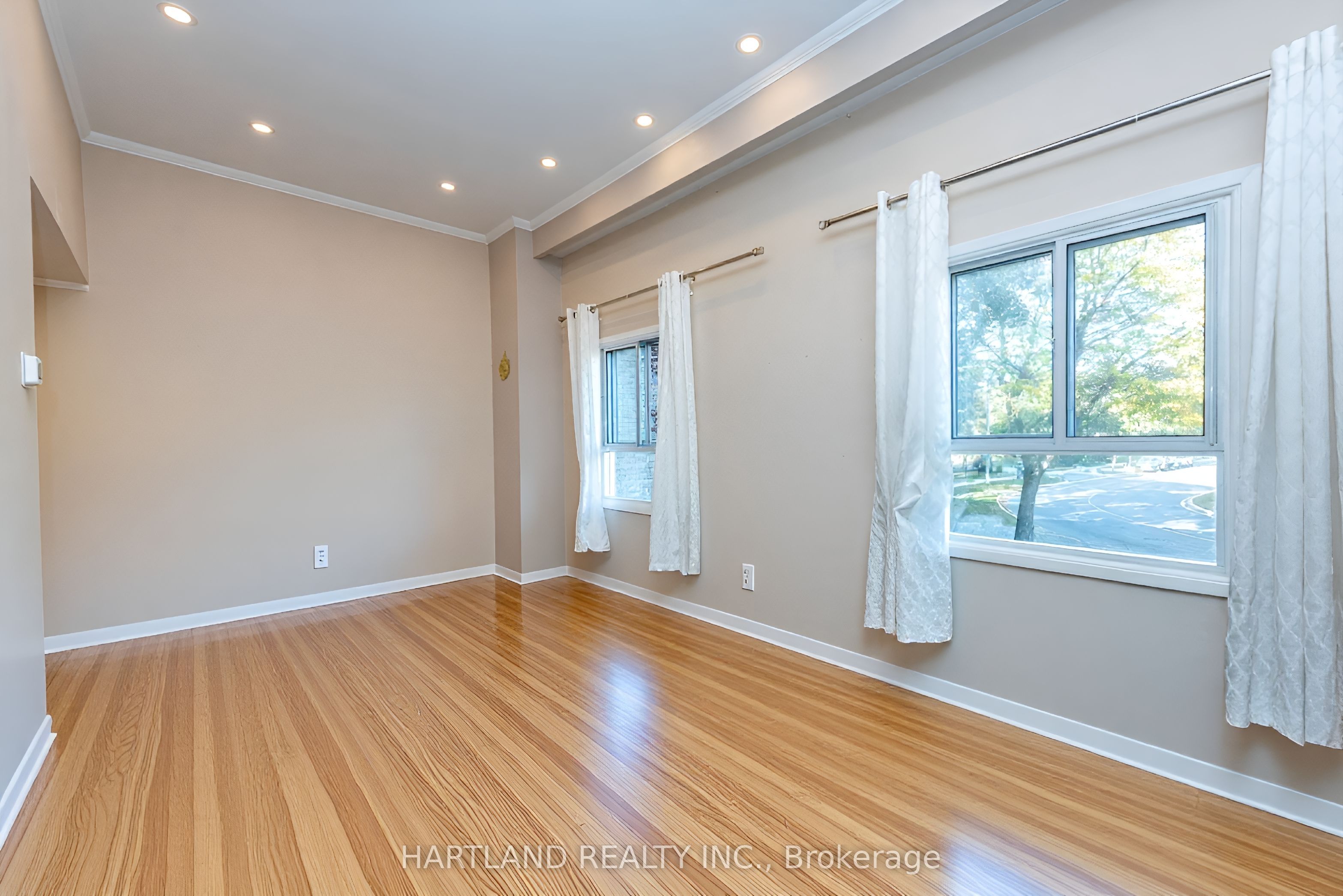 405 Hyacinthe Boulevard 50 Property Photo 10
