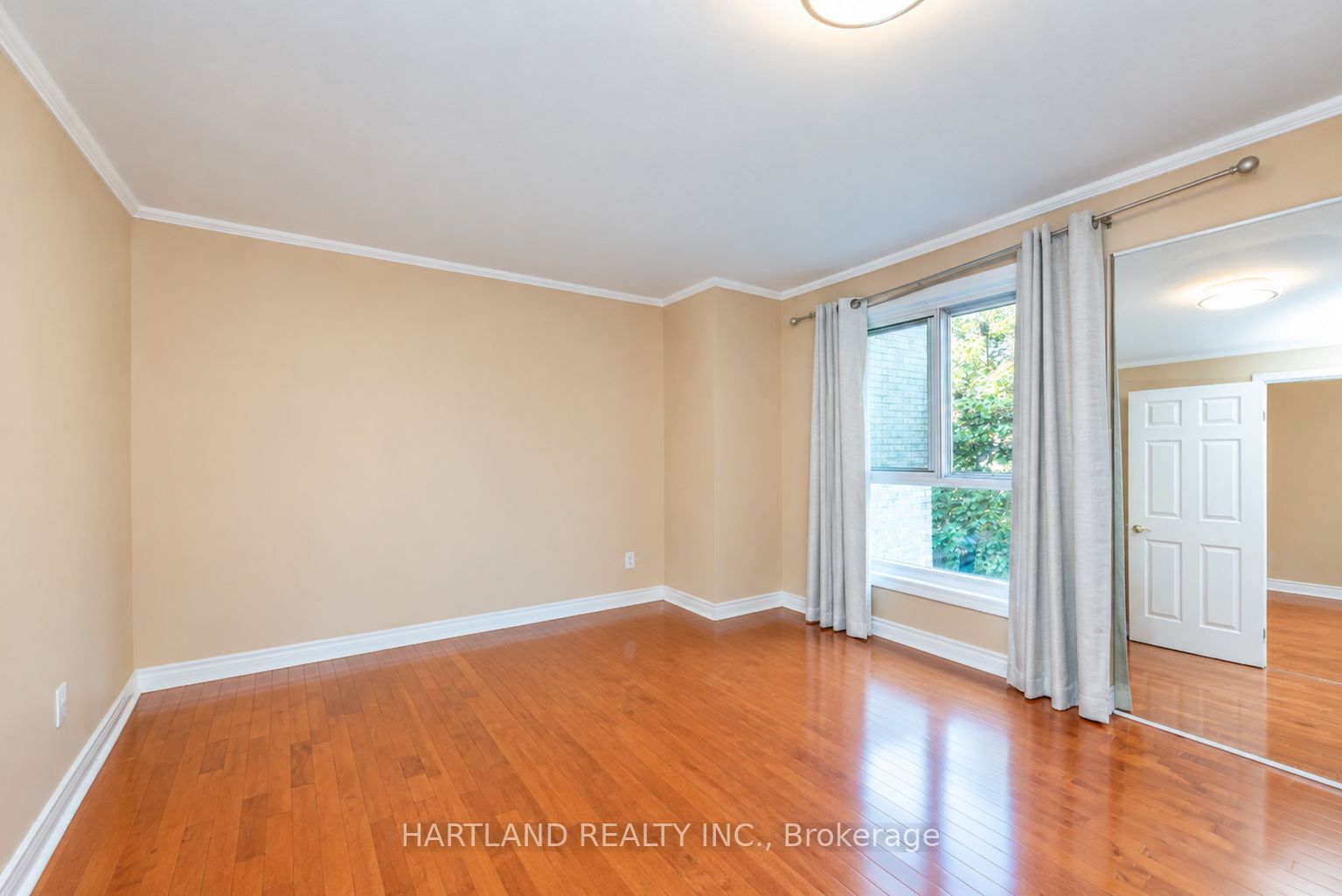 405 Hyacinthe Boulevard 50 Property Photo 17