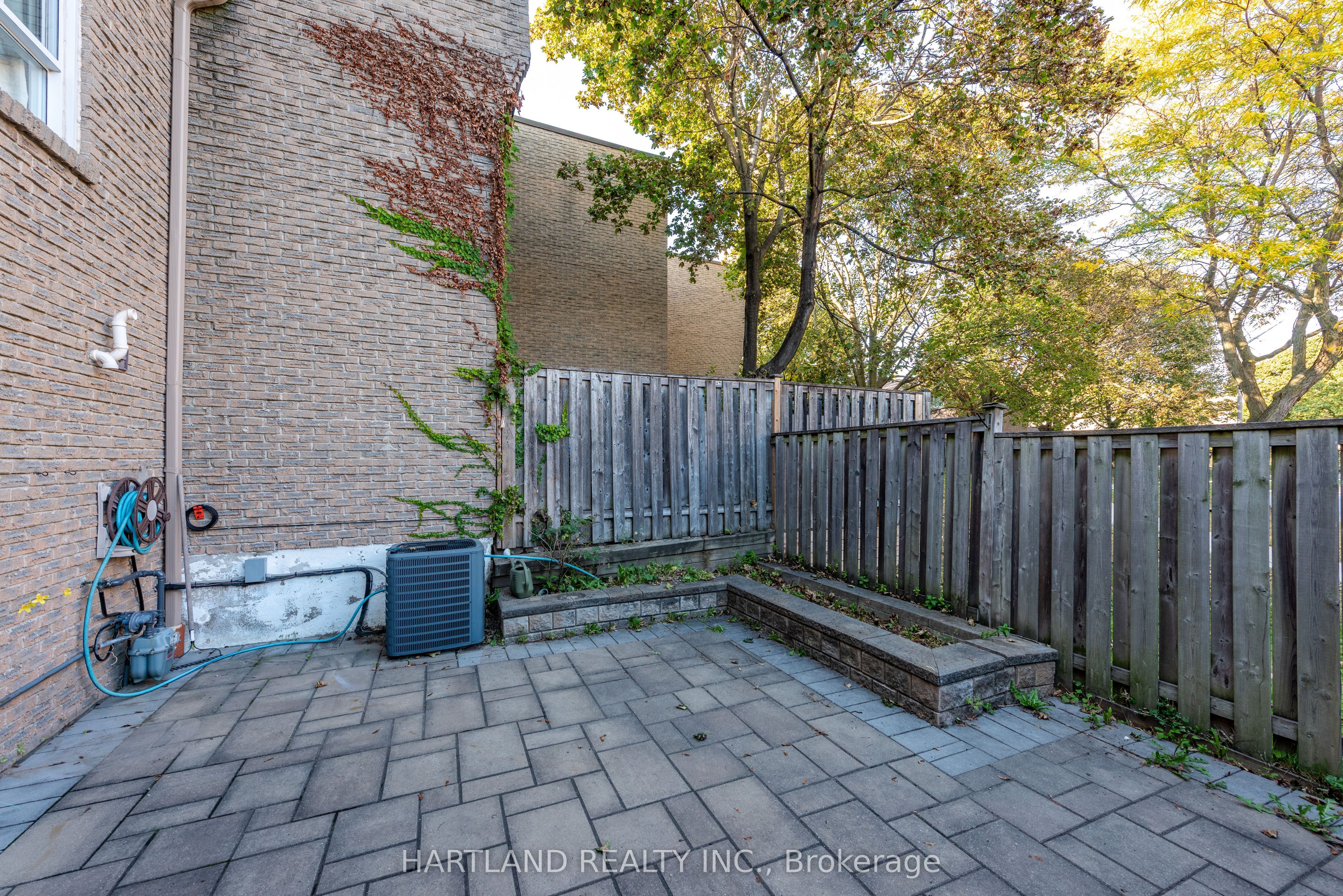 405 Hyacinthe Boulevard 50 Property Photo 32