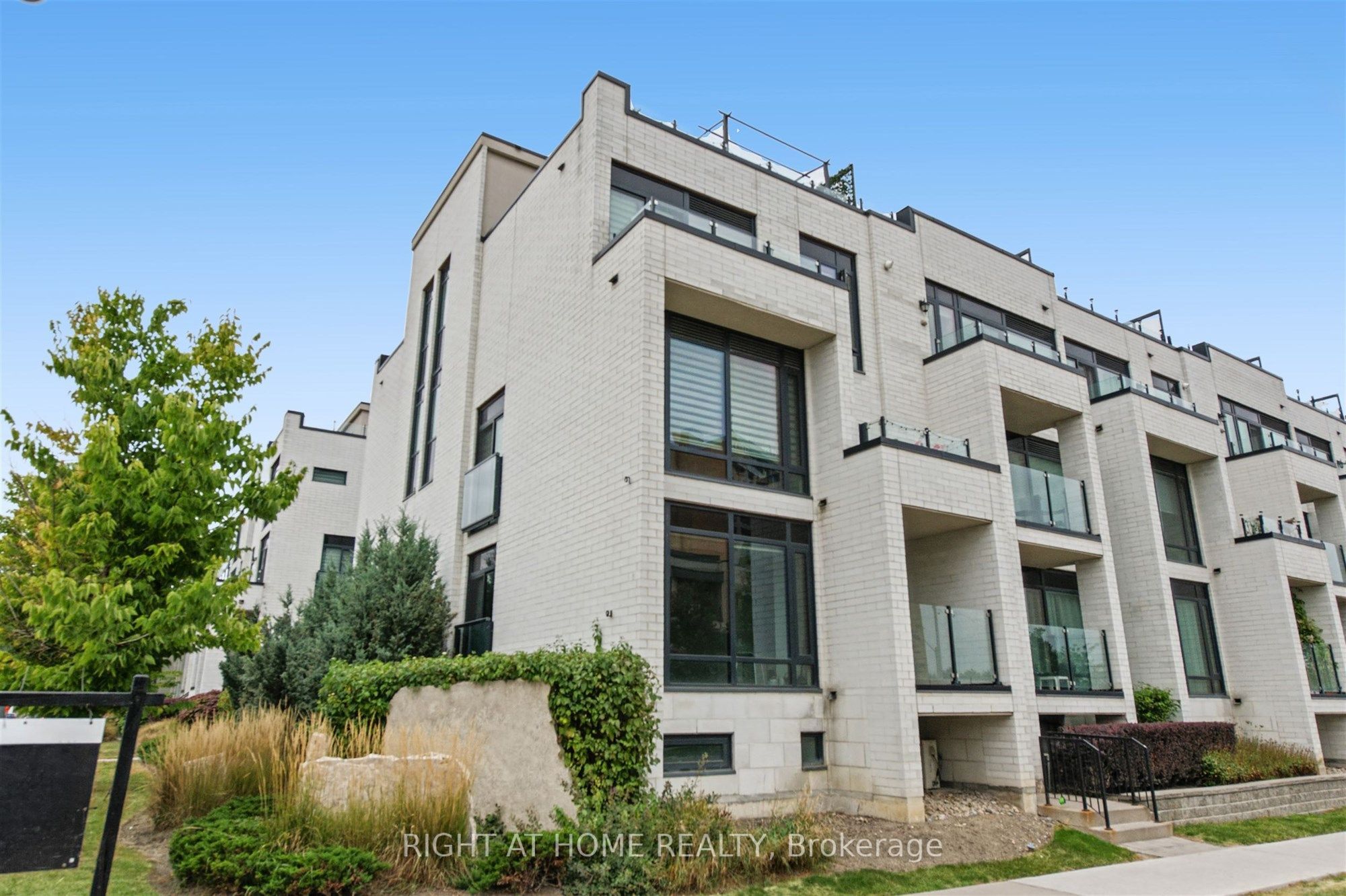 130 Widdicombe Hill Boulevard 416 Property Photo 2