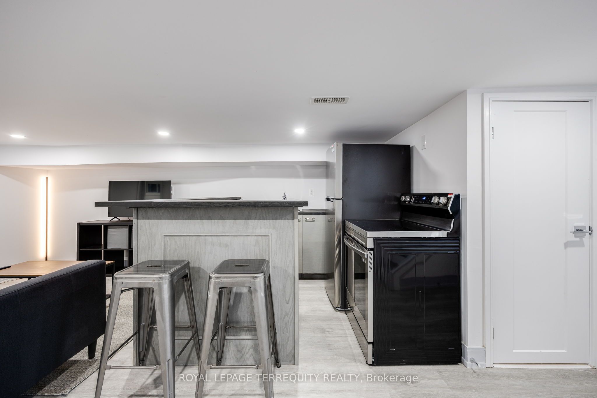 668 Indian Road Bsmt Property Photo 4