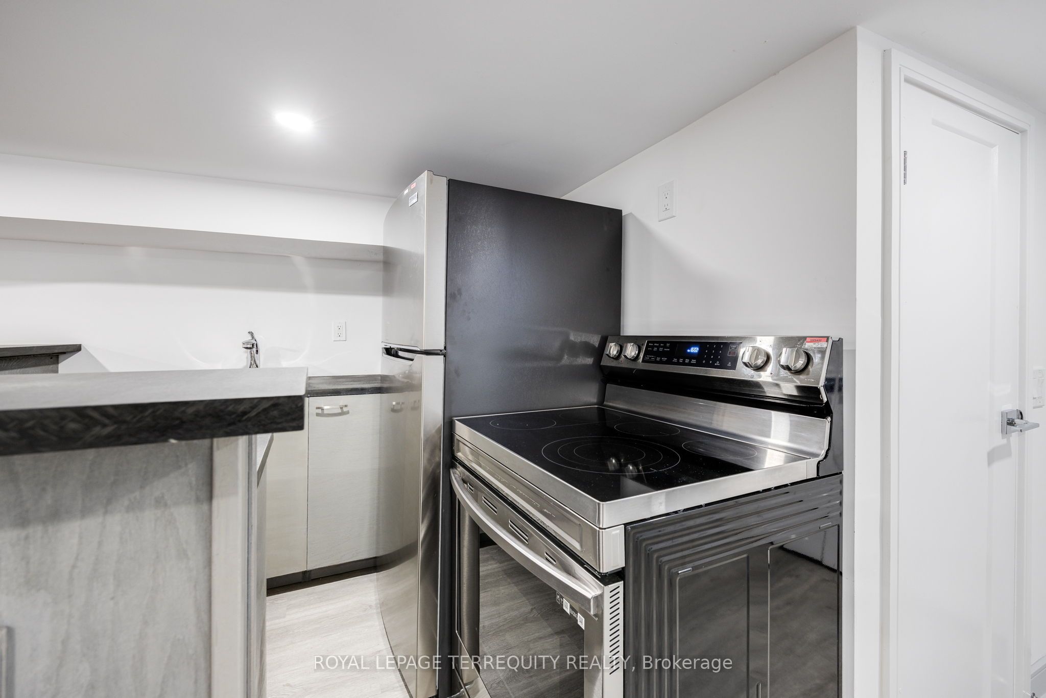 668 Indian Road Bsmt Property Photo 7