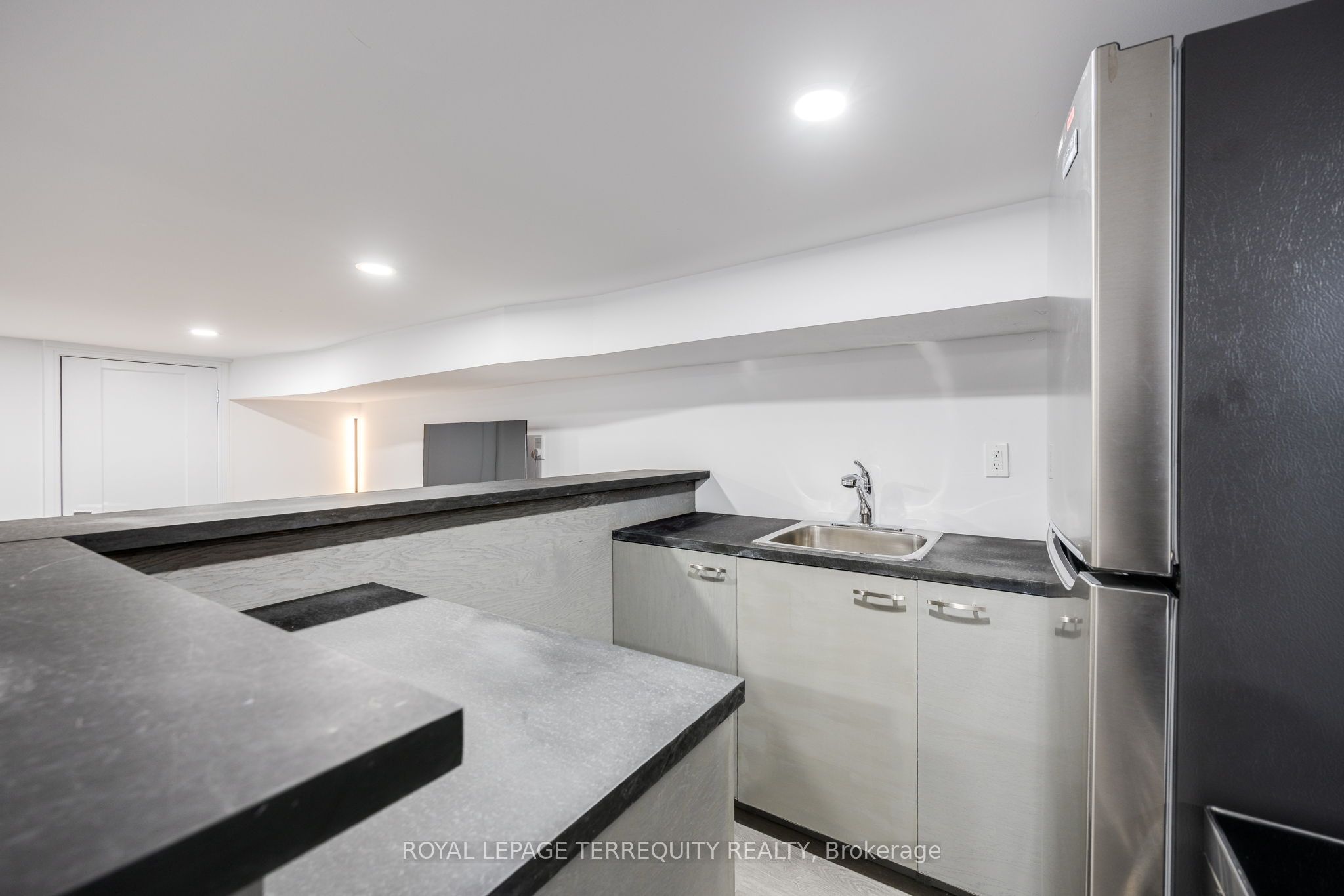 668 Indian Road Bsmt Property Photo 8