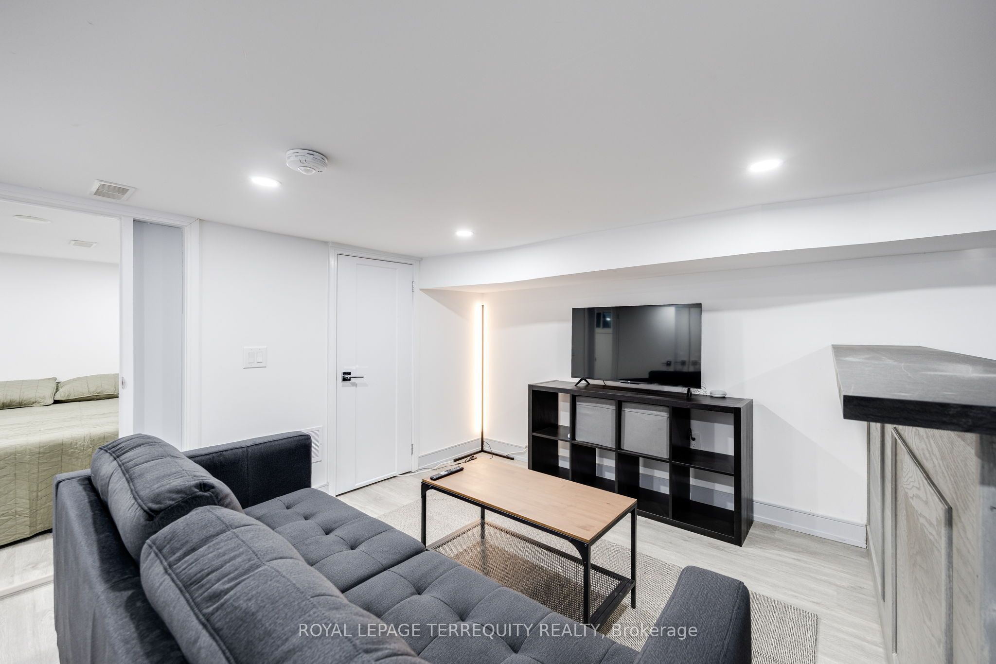 668 Indian Road Bsmt Property Photo 10