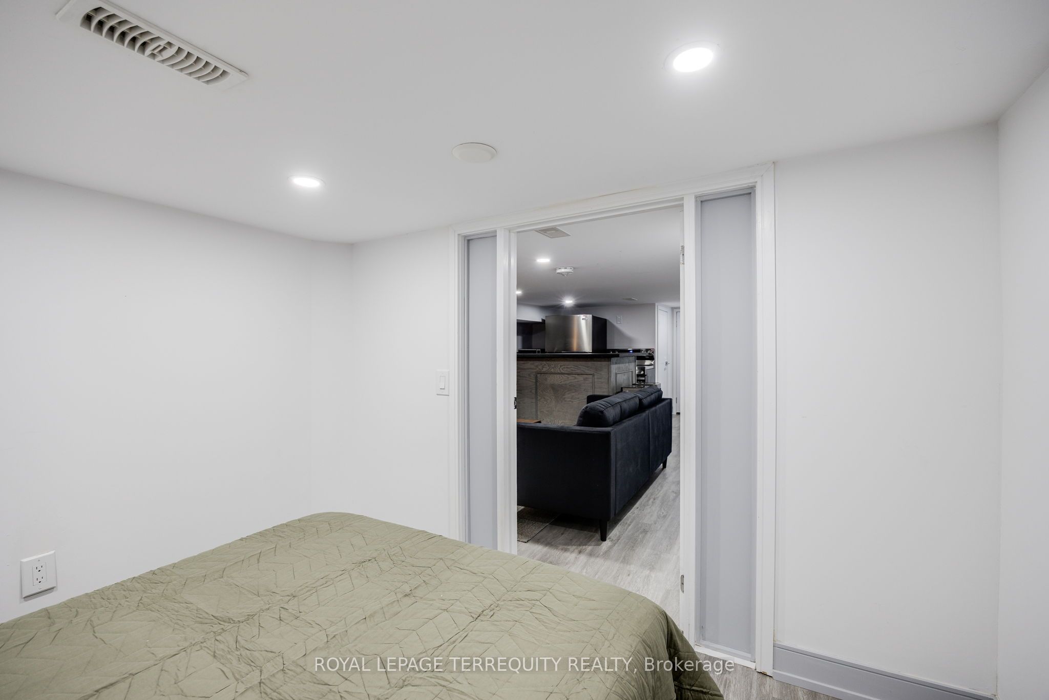 668 Indian Road Bsmt Property Photo 16