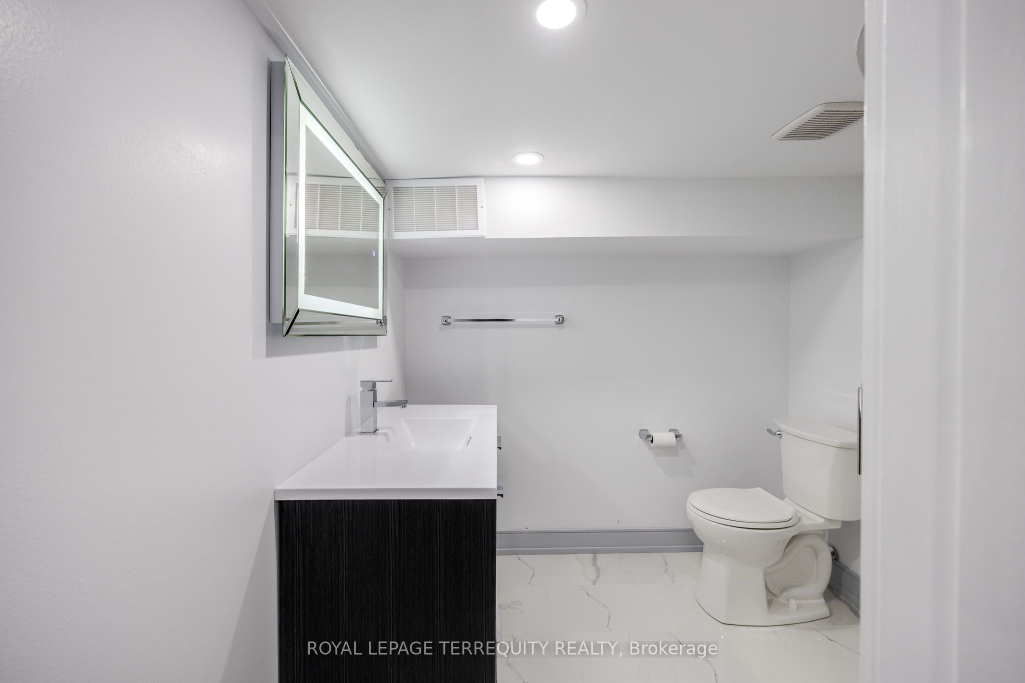 668 Indian Road Bsmt Property Photo 18