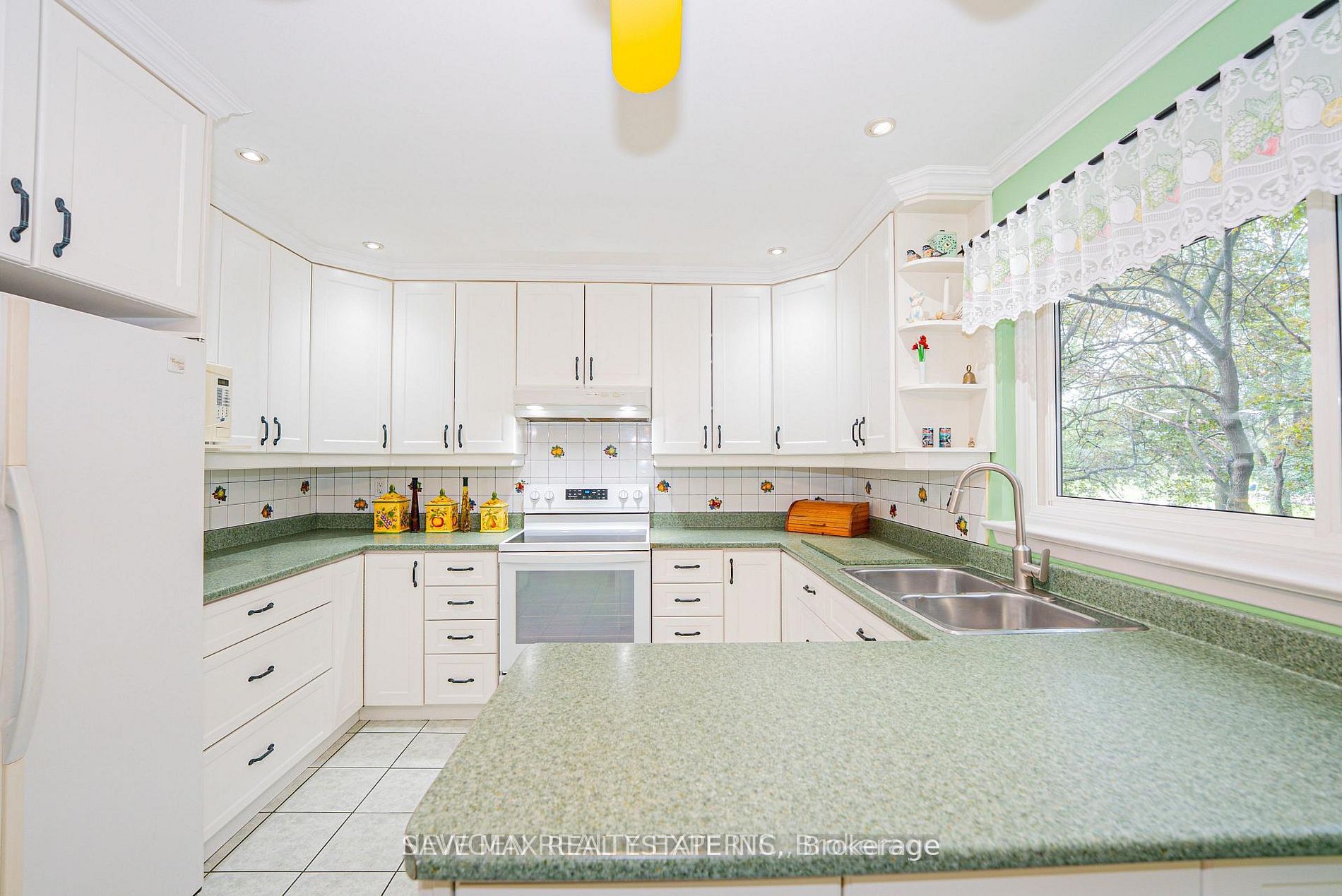 46 Dearbourne Boulevard 56 Property Photo 14