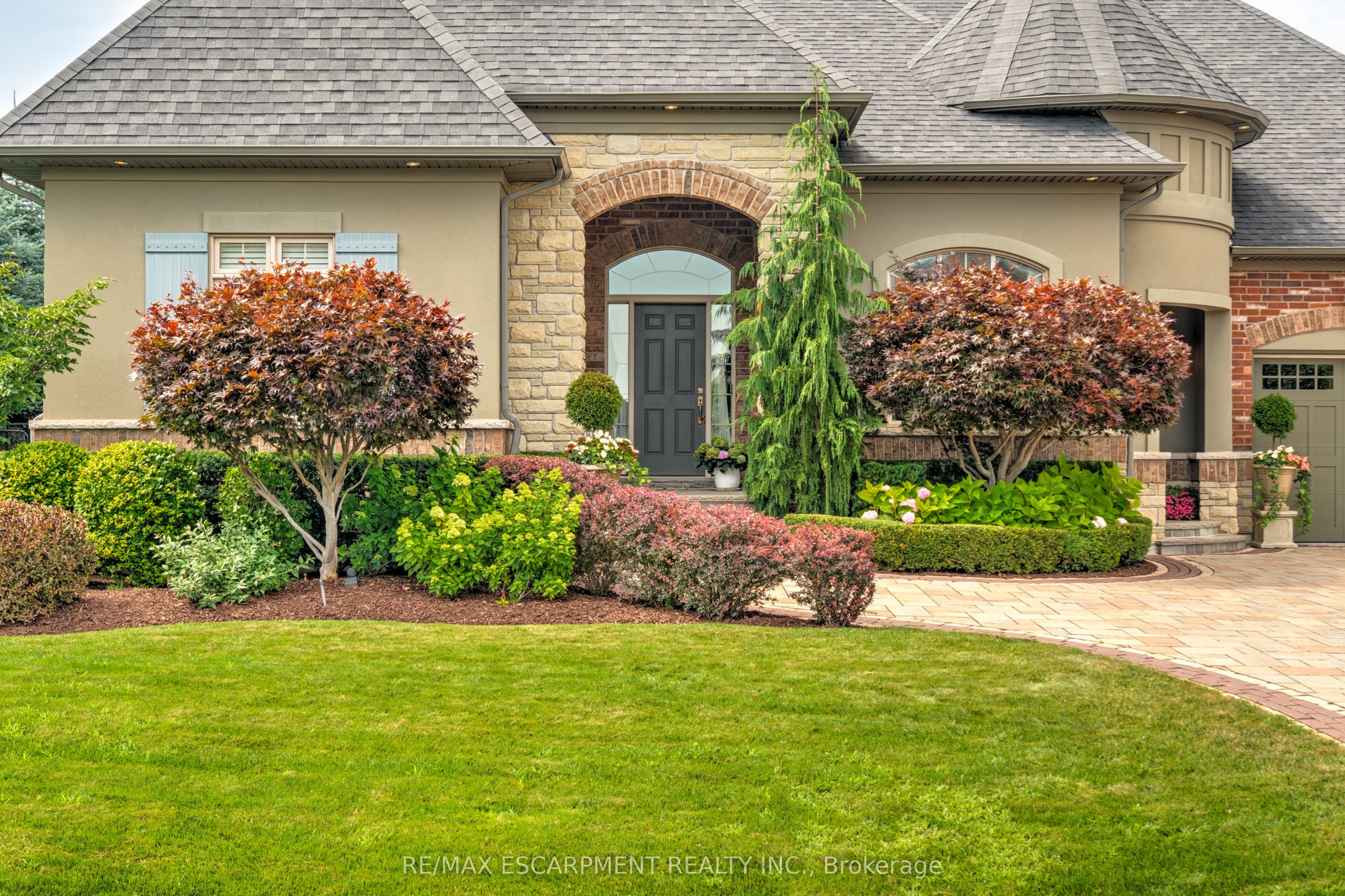 4 Holdroyd Court Property Photo 2