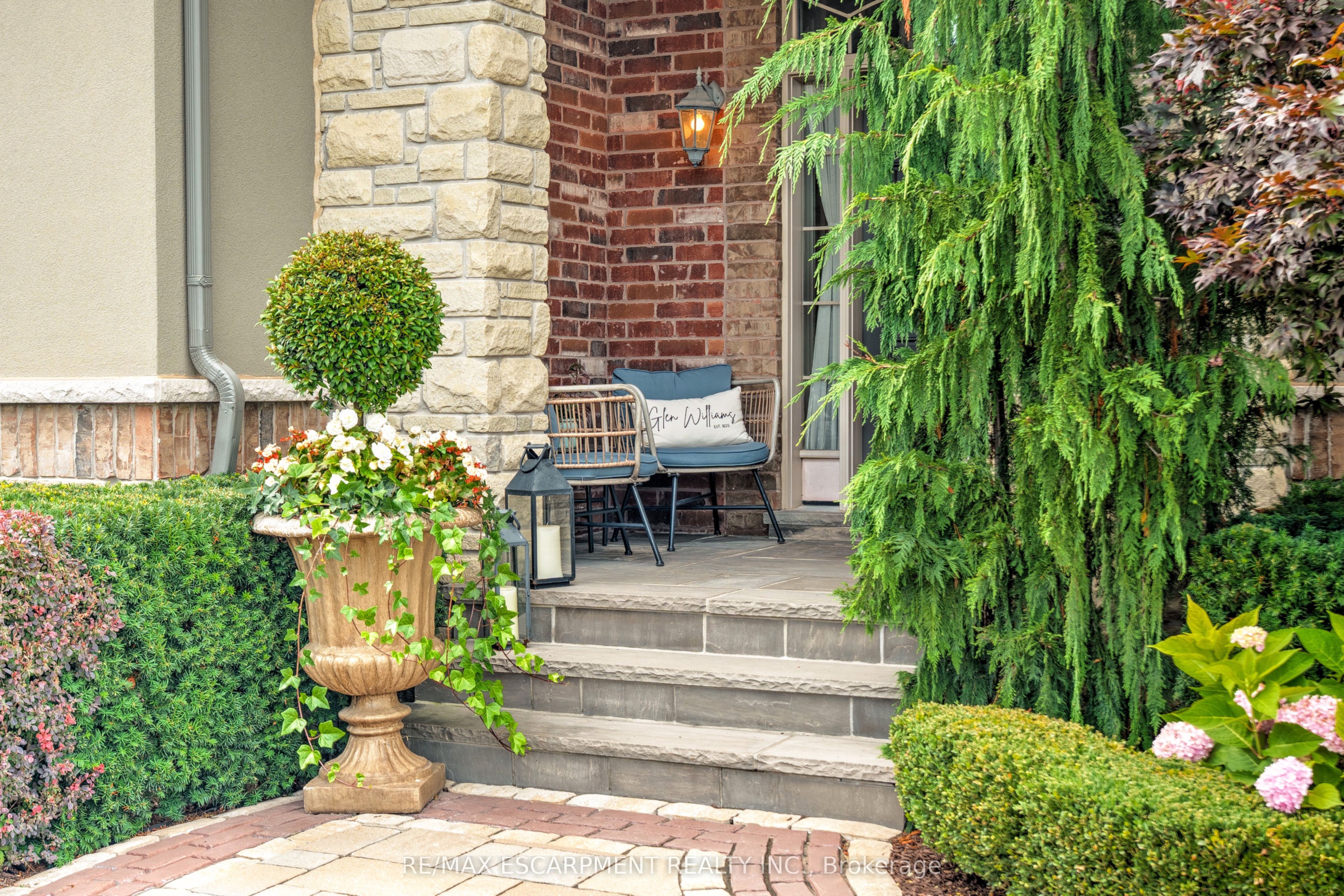 4 Holdroyd Court Property Photo 3