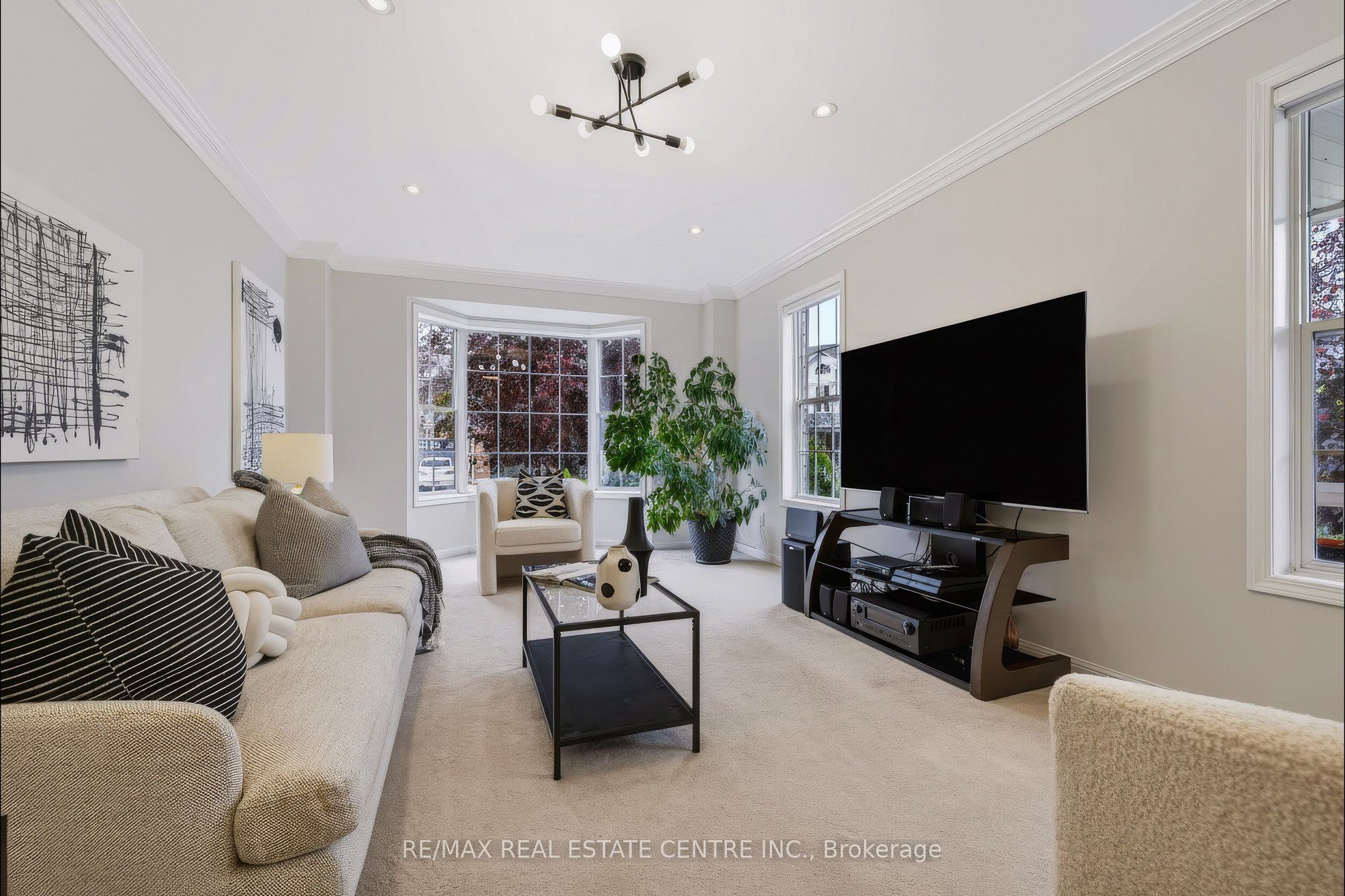 1630 Cartwright Crescent Property Photo 6