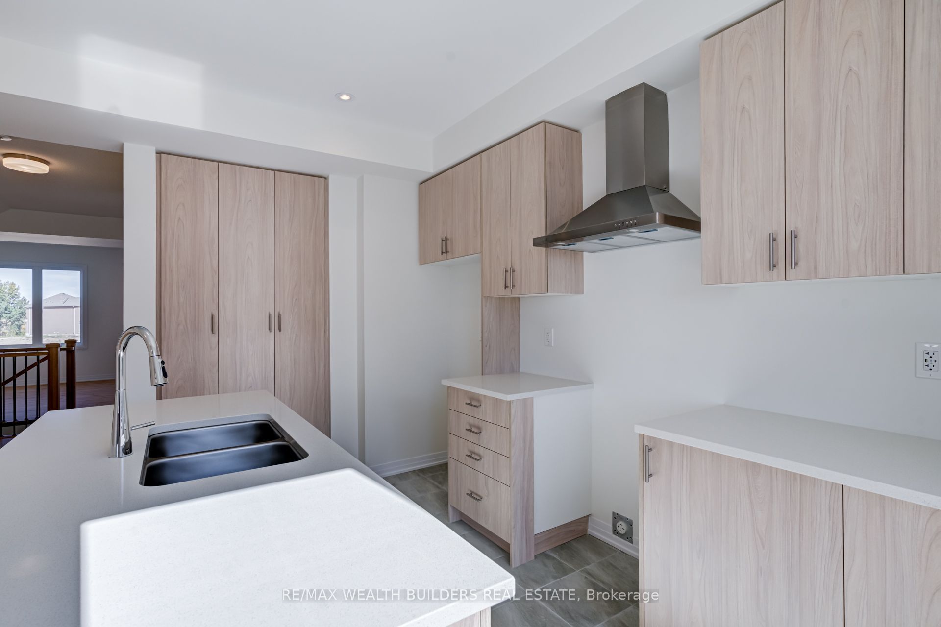 6 Thornbird Crescent Property Photo 8