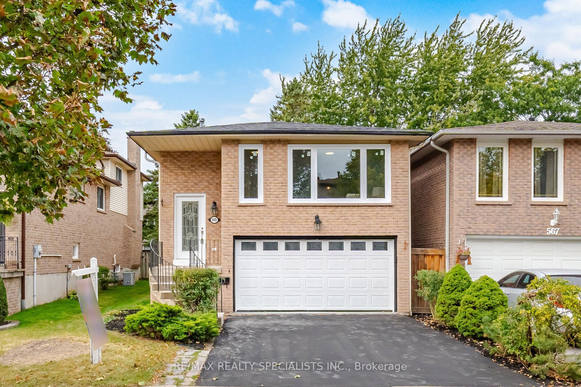 565 Hayward Crescent Property Photo 1