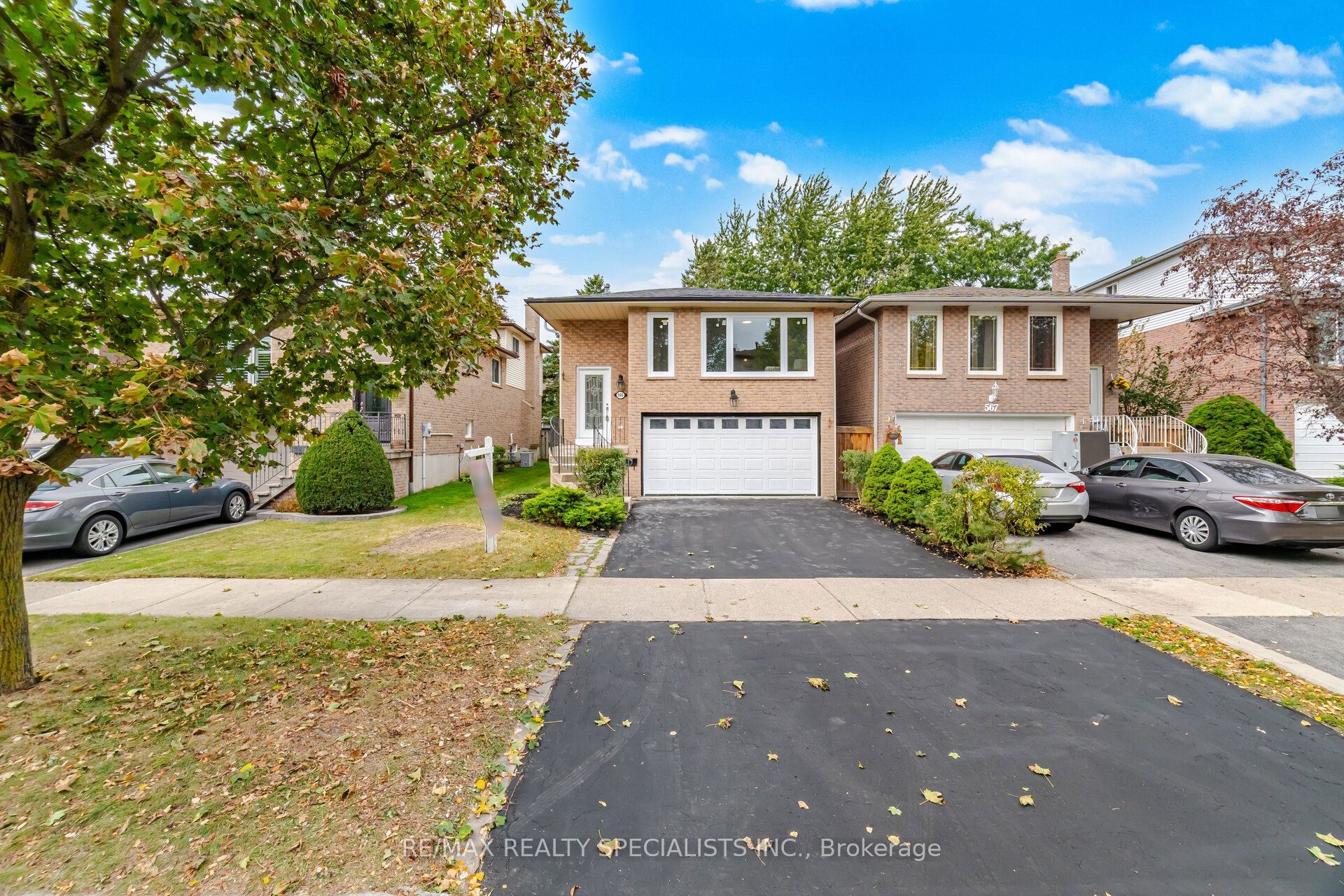 565 Hayward Crescent Property Photo 2