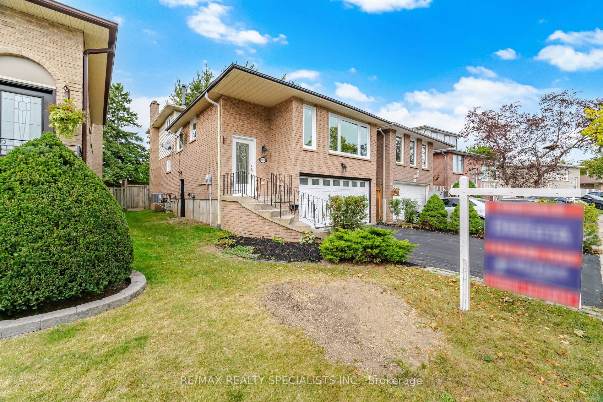 565 Hayward Crescent Property Photo 3