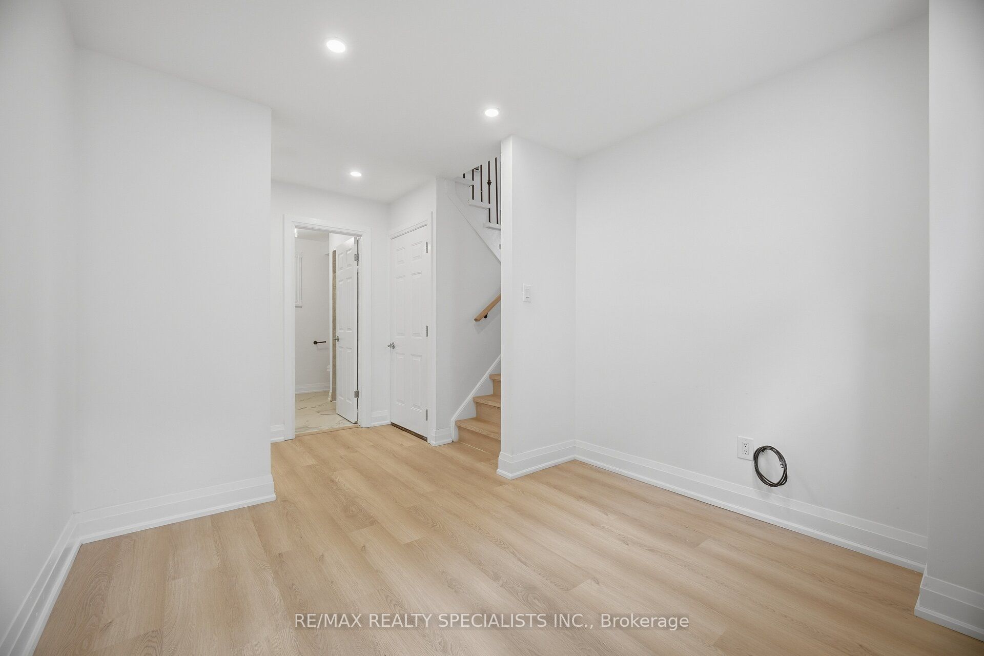 565 Hayward Crescent Property Photo 25