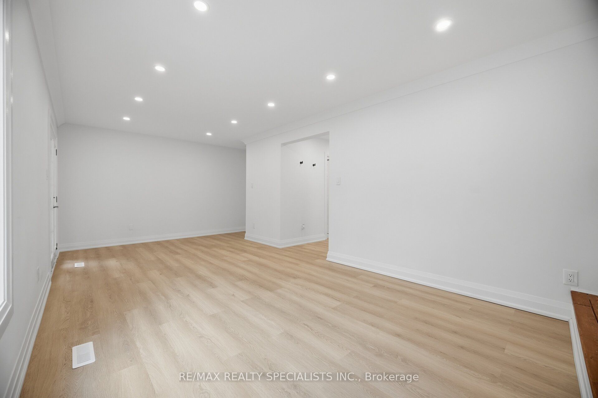565 Hayward Crescent Property Photo 28