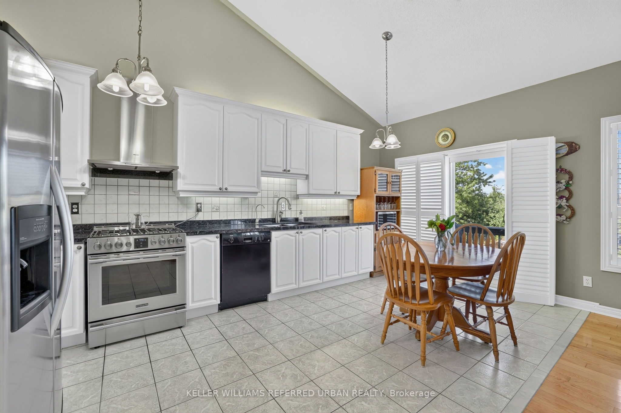 27 Summer Valley Drive Property Photo 12