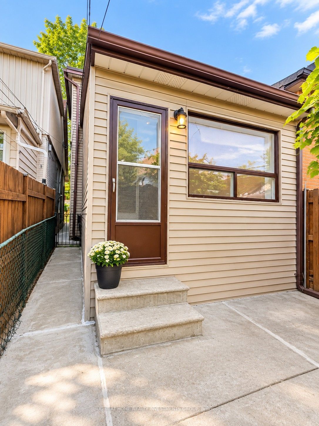 242 Silverthorn Avenue Property Photo 3