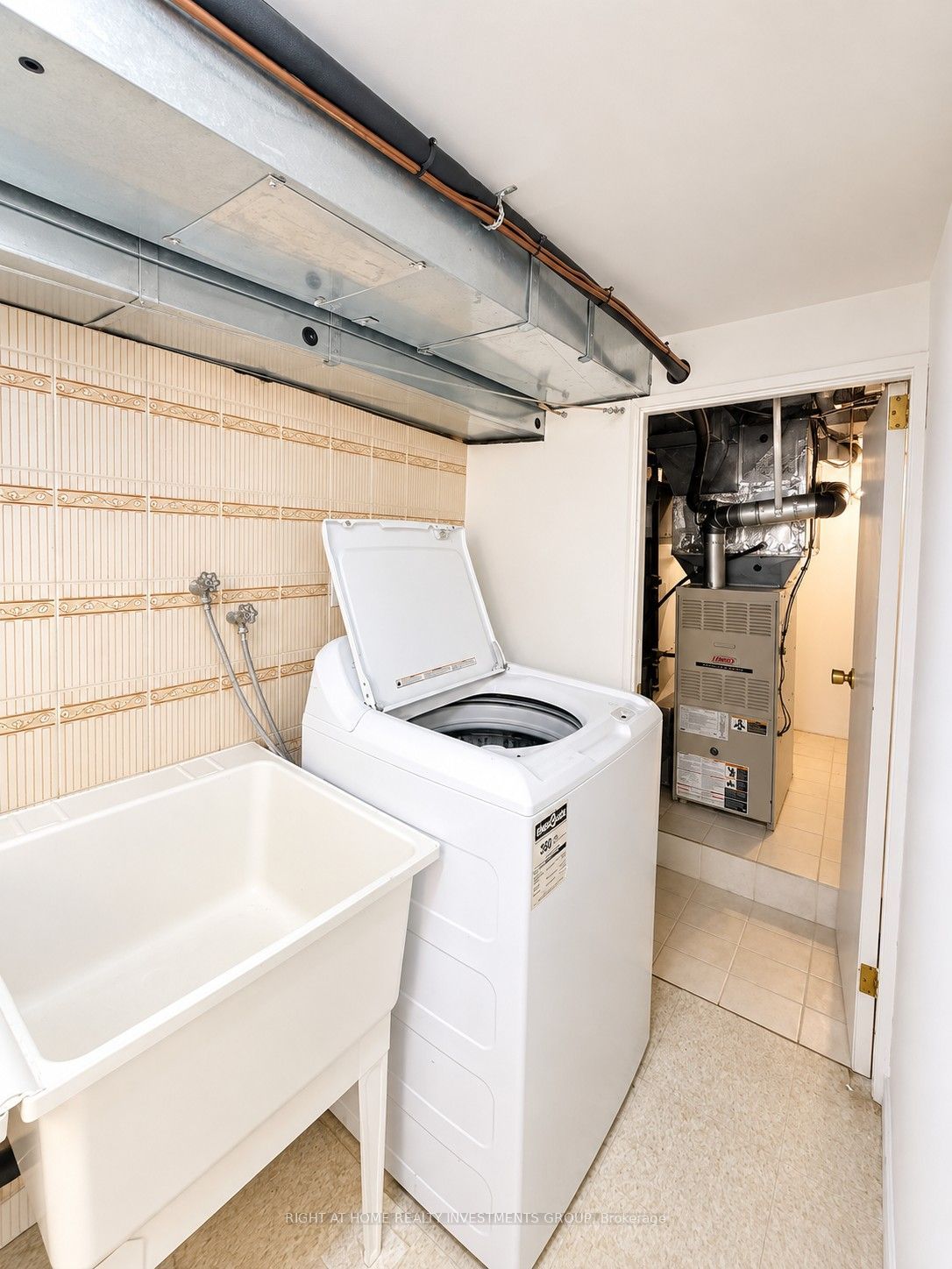 242 Silverthorn Avenue Property Photo 17