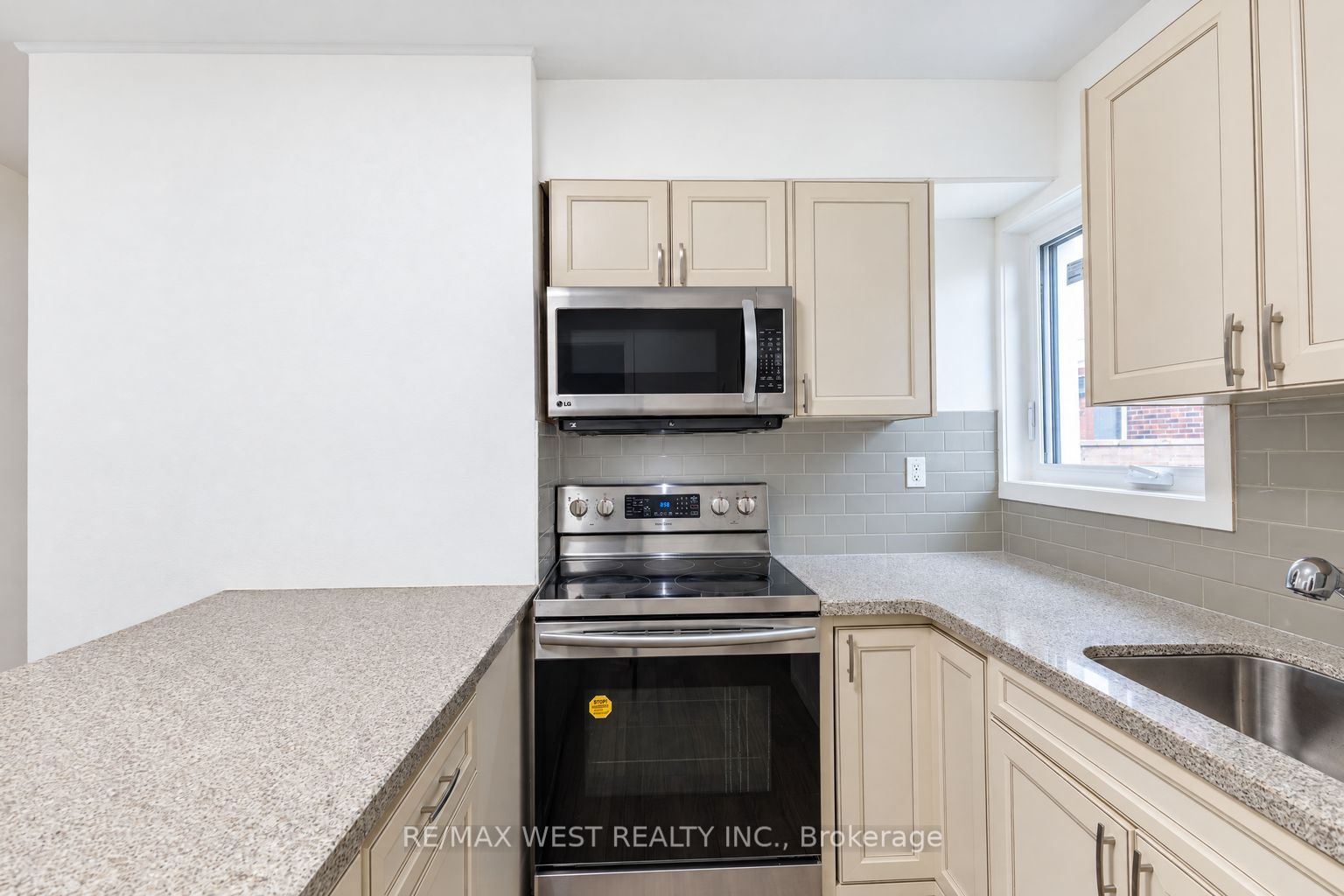 203 Islington Avenue Main Property Photo 6