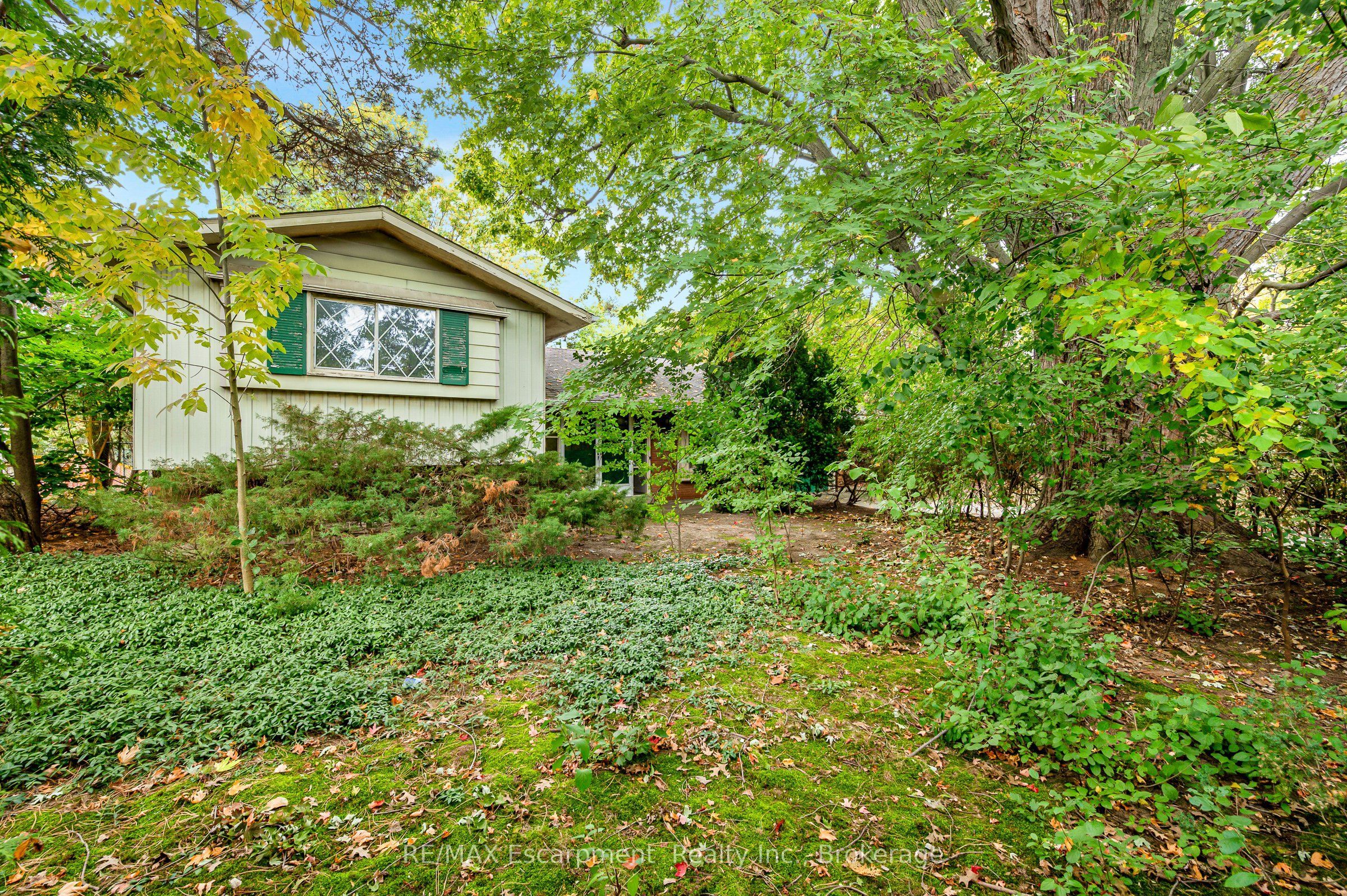 326 Walkers Line Property Photo 3