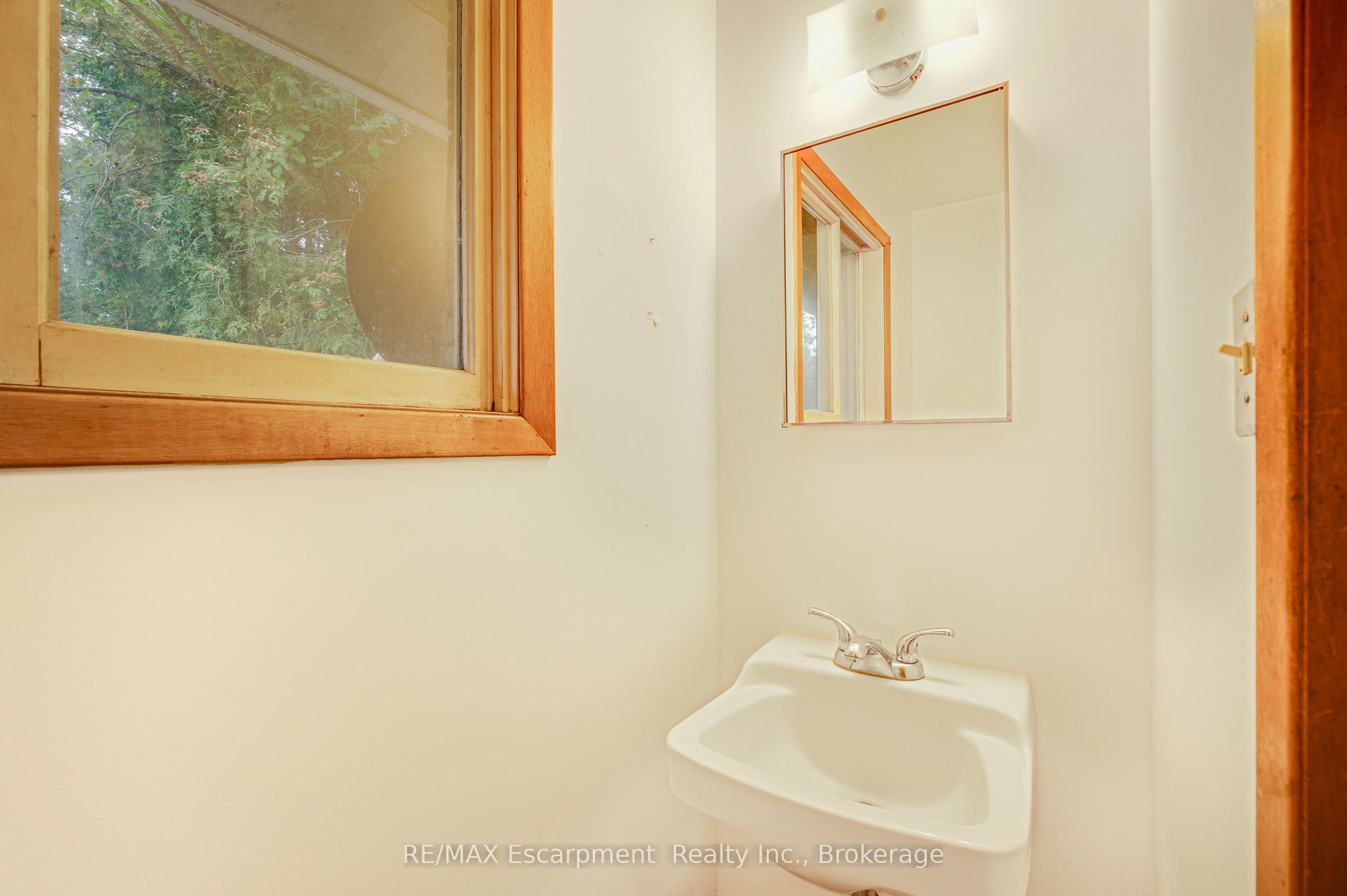 326 Walkers Line Property Photo 8