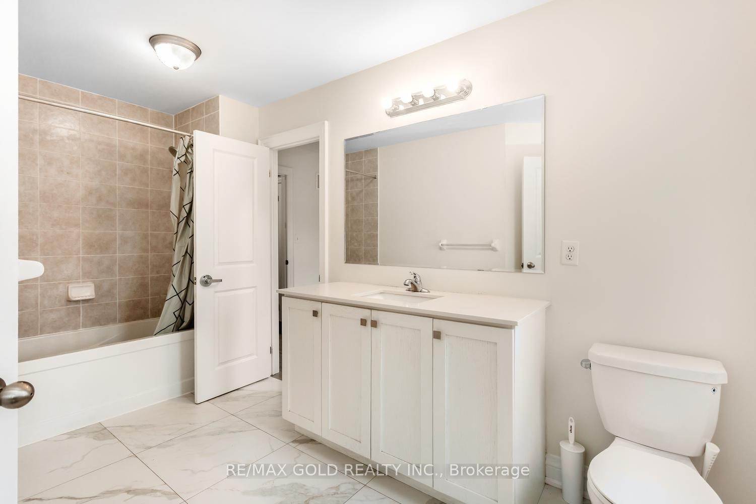 15 Farringdon Crescent Property Photo 30