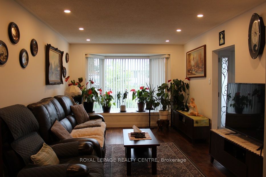 2385 Padstow Crescent Property Photo 5