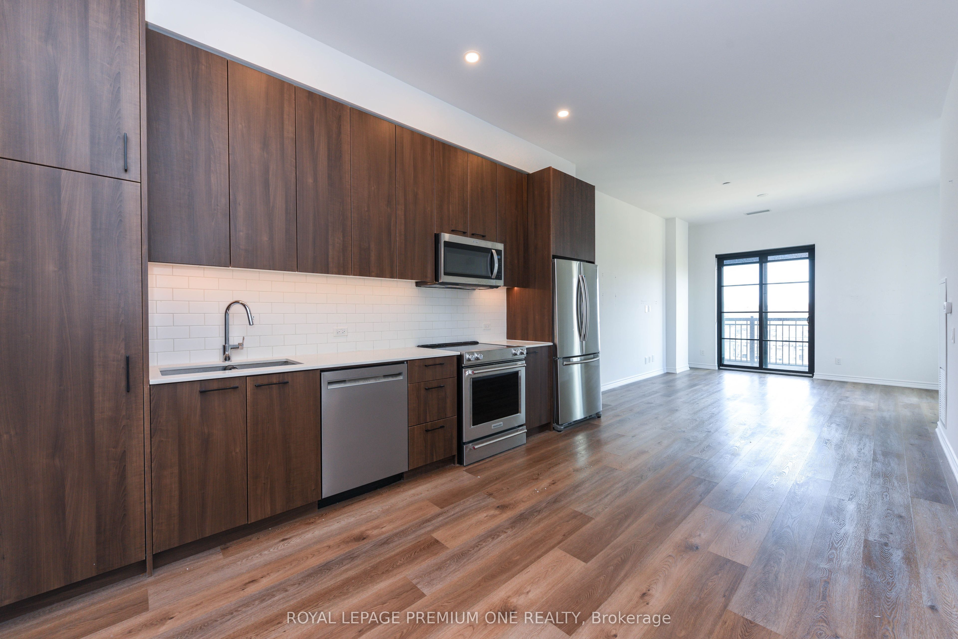 571 Prince Edward Drive N 610 Property Photo 12