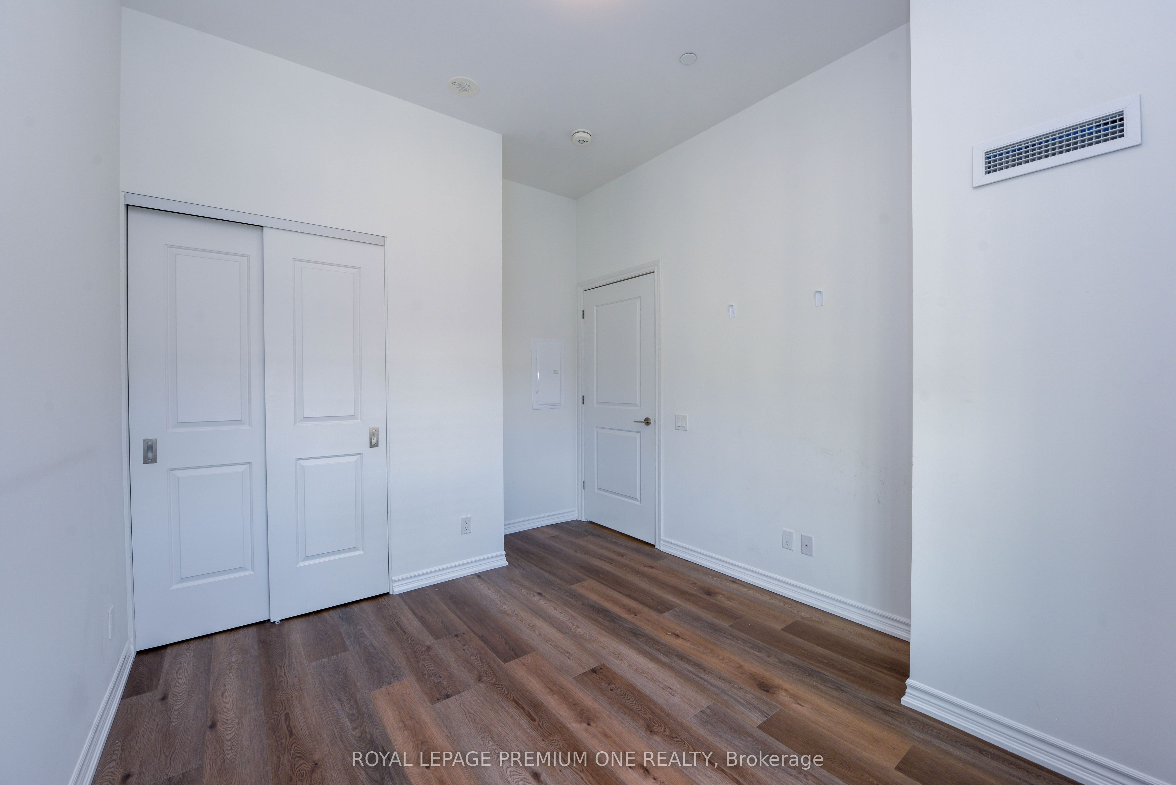 571 Prince Edward Drive N 610 Property Photo 16